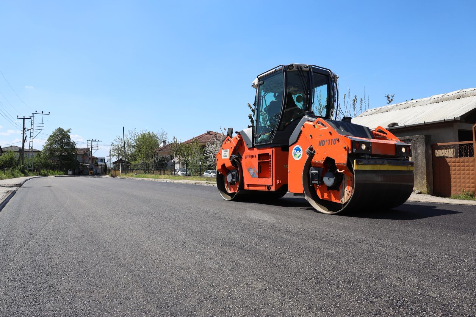 Büyükşehir asfalt sezonunu Akyazı’da açtı: 3 mahalleyi kapsayan 8 kilometrelik yol sıcak asfaltta buluşuyor