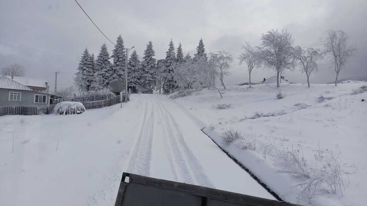 Büyükşehir’den 5 ilçede kar mesaisi: 35 kapalı grup yolunda 34'ü açıldı