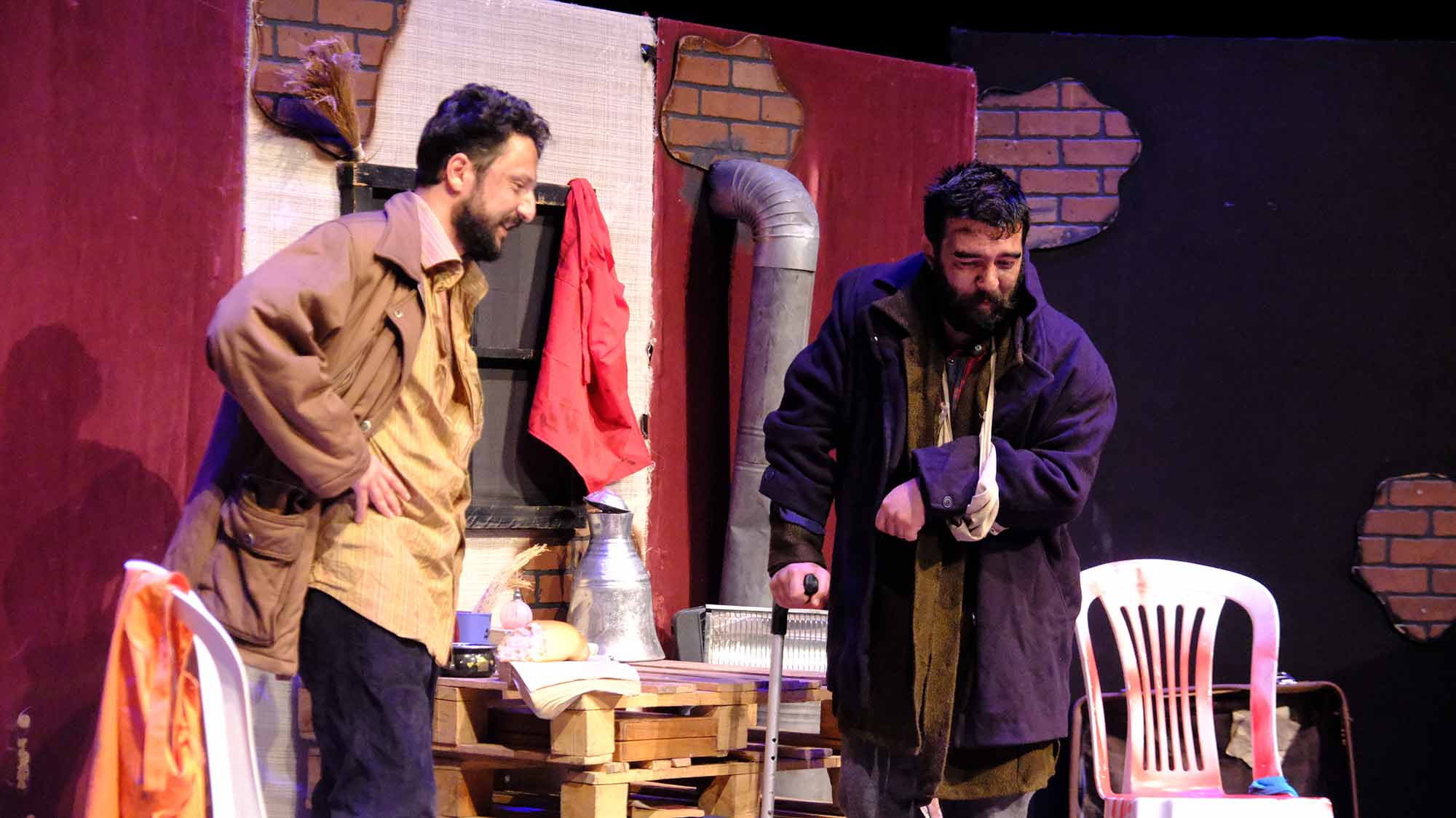 “Kayık Dünya” tiyatro oyunu sanatseverlerle AKM’de buluştu
