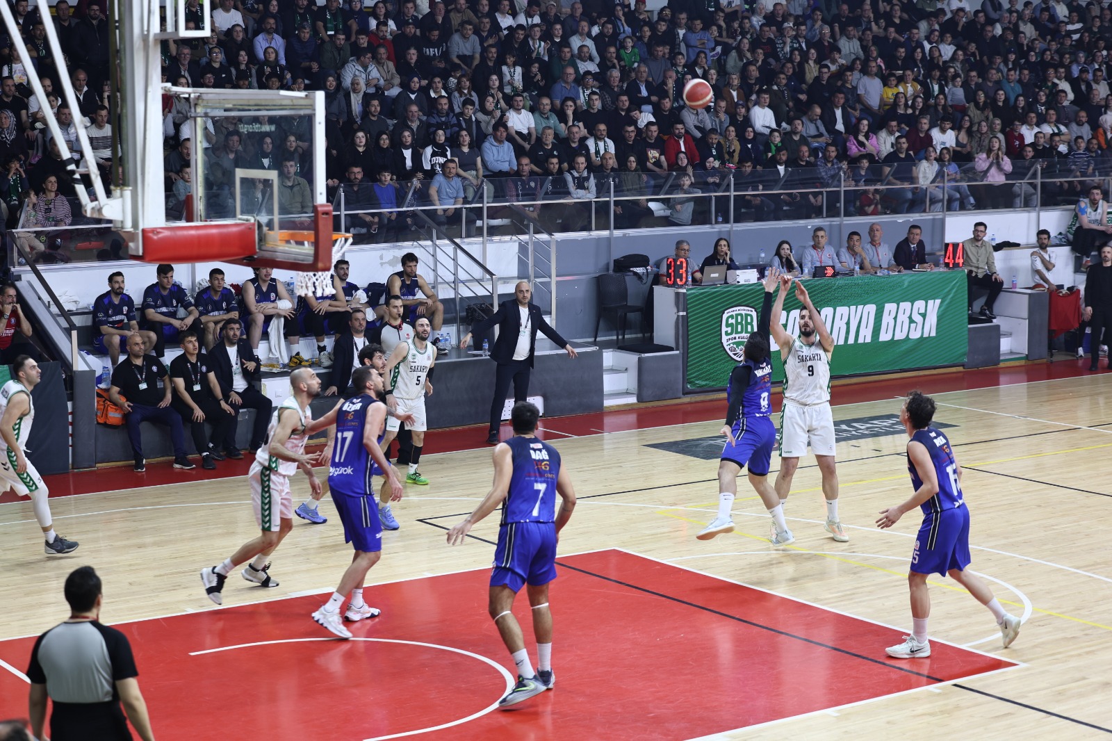 Büyükşehir basketbol yarı final serisine galibiyetle başladı
