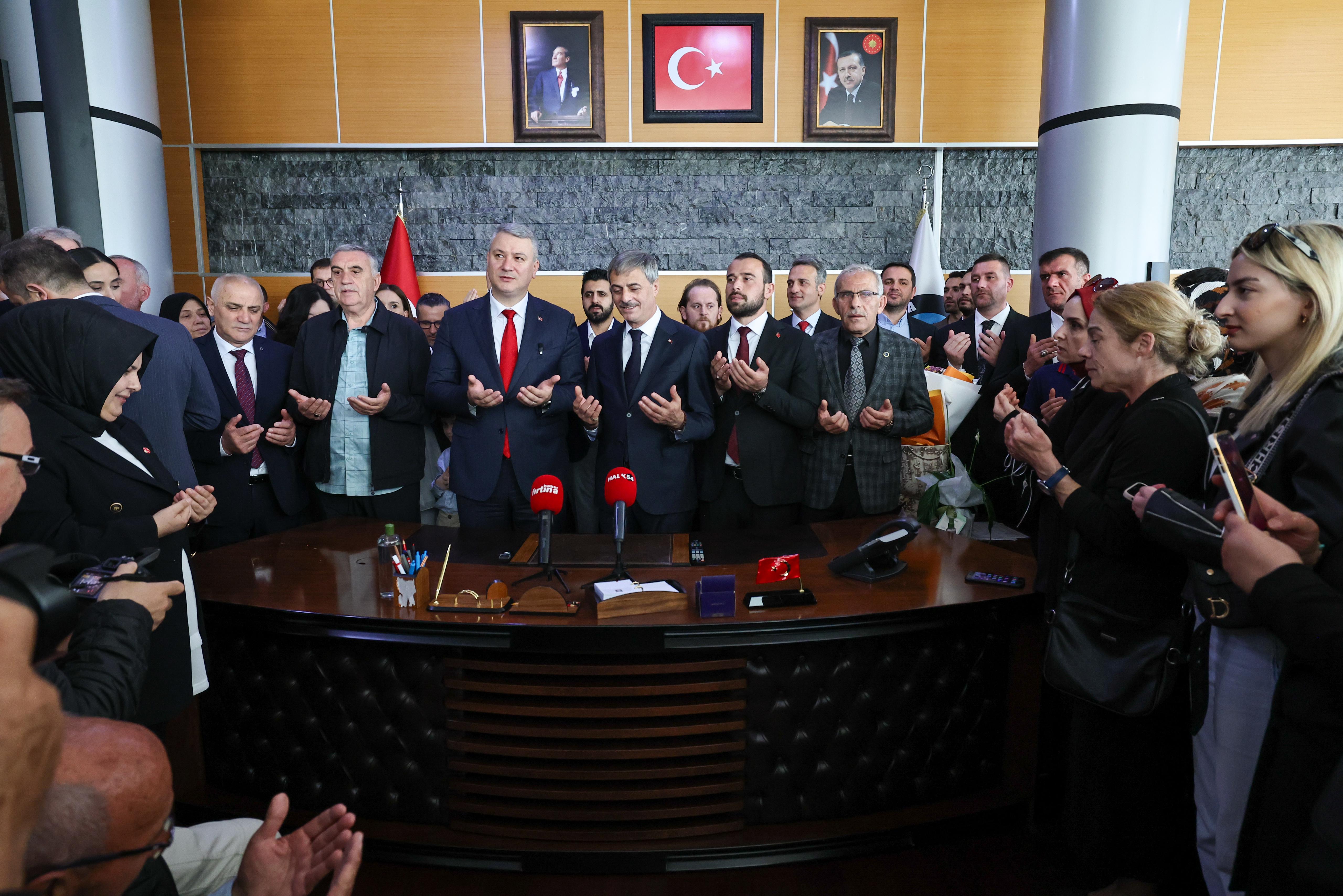 Başkan Alemdar görevi Osman Çelik’e teslim etti