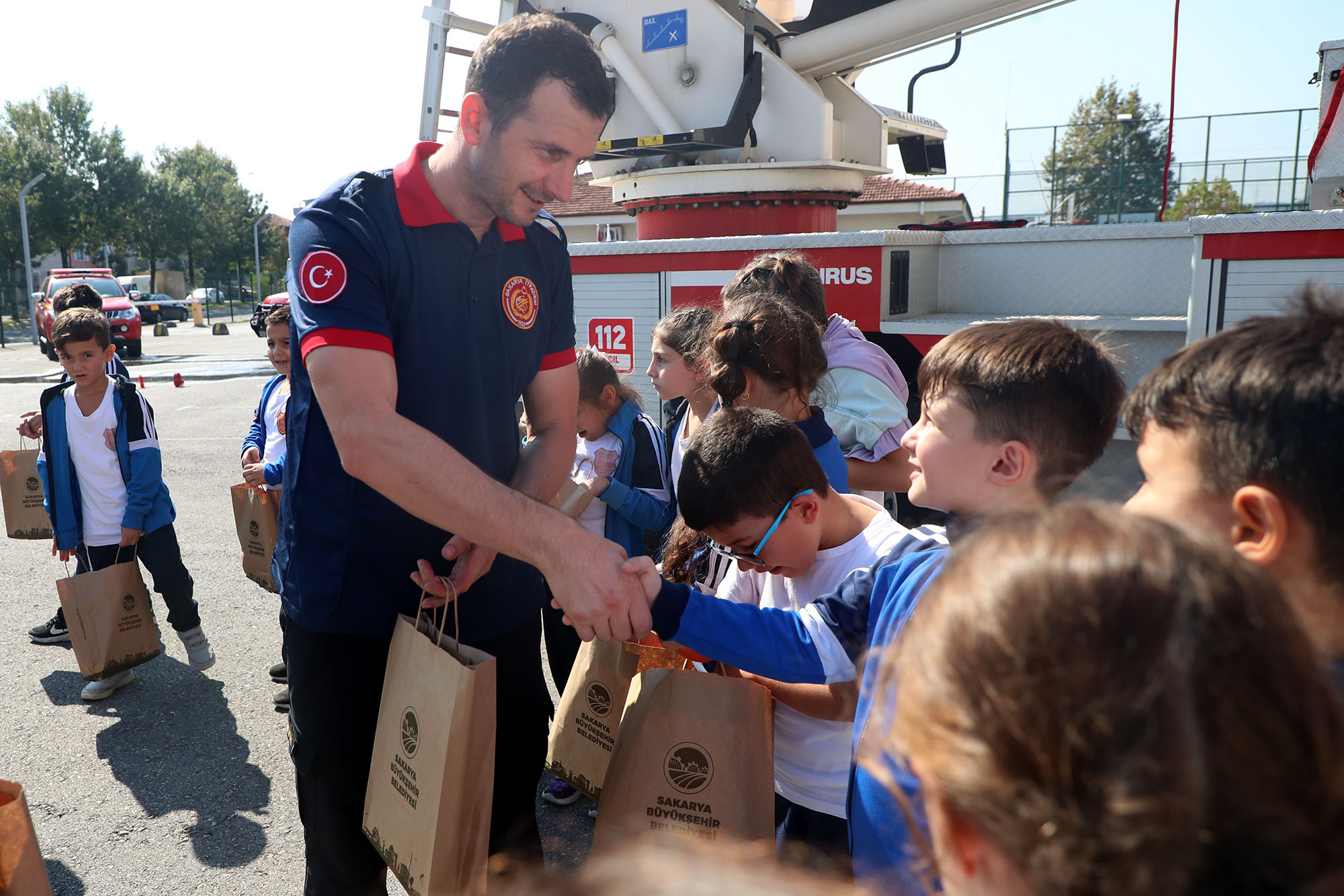 Minik itfaiyecilerin ateşle mücadelesi: Günün kahramanları minikler oldu