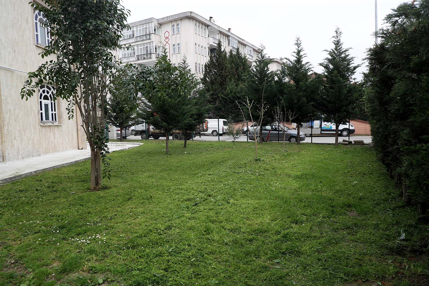 Büyükşehir’in dokunuşuyla camiler bayram öncesi çiçek açıyor