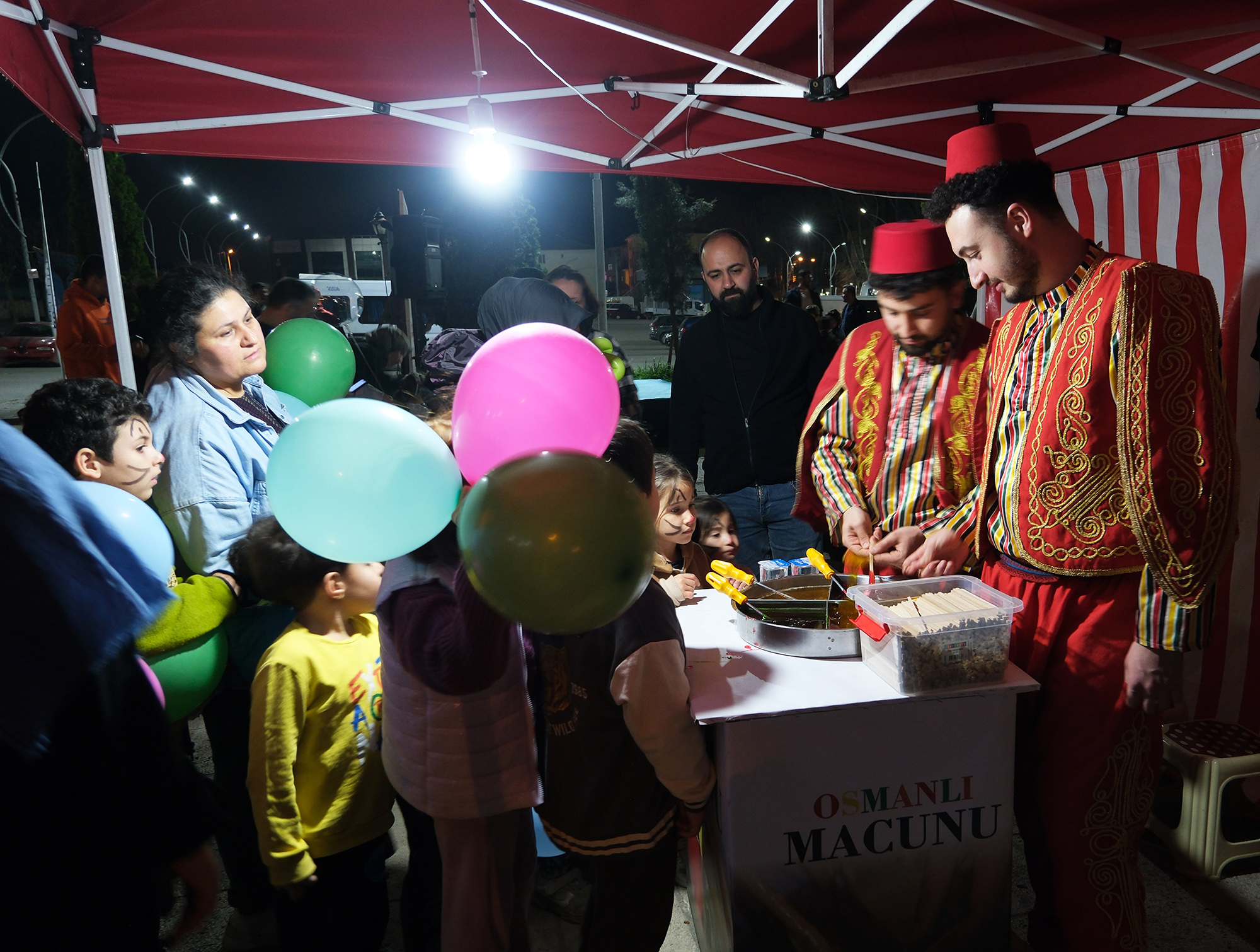 Sakarya’da Ramazan’ın neşesini şehrin dört bir yanına taşıyorlar: Gösteriler, oyunlar, ikramlar…