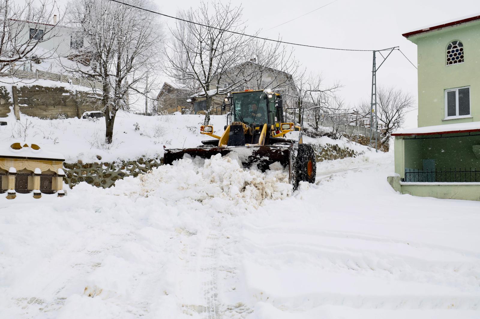 Büyükşehir duraksız kar mesaisiyle grup yollarının tamamını ulaşıma açtı