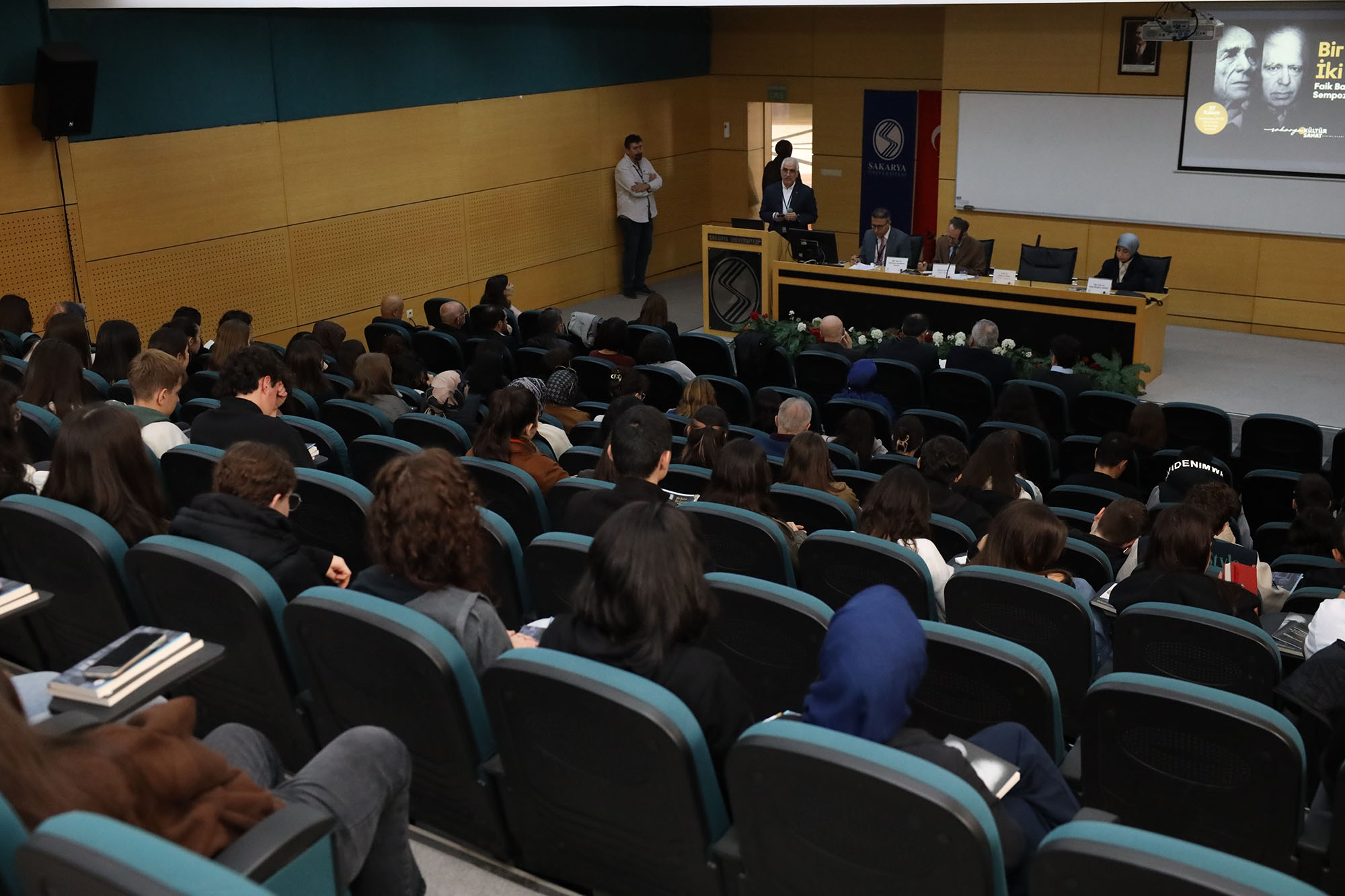 ‘Bir Şehir İki Çınar’ sempozyumunun ilk oturumu Faik Baysal oldu