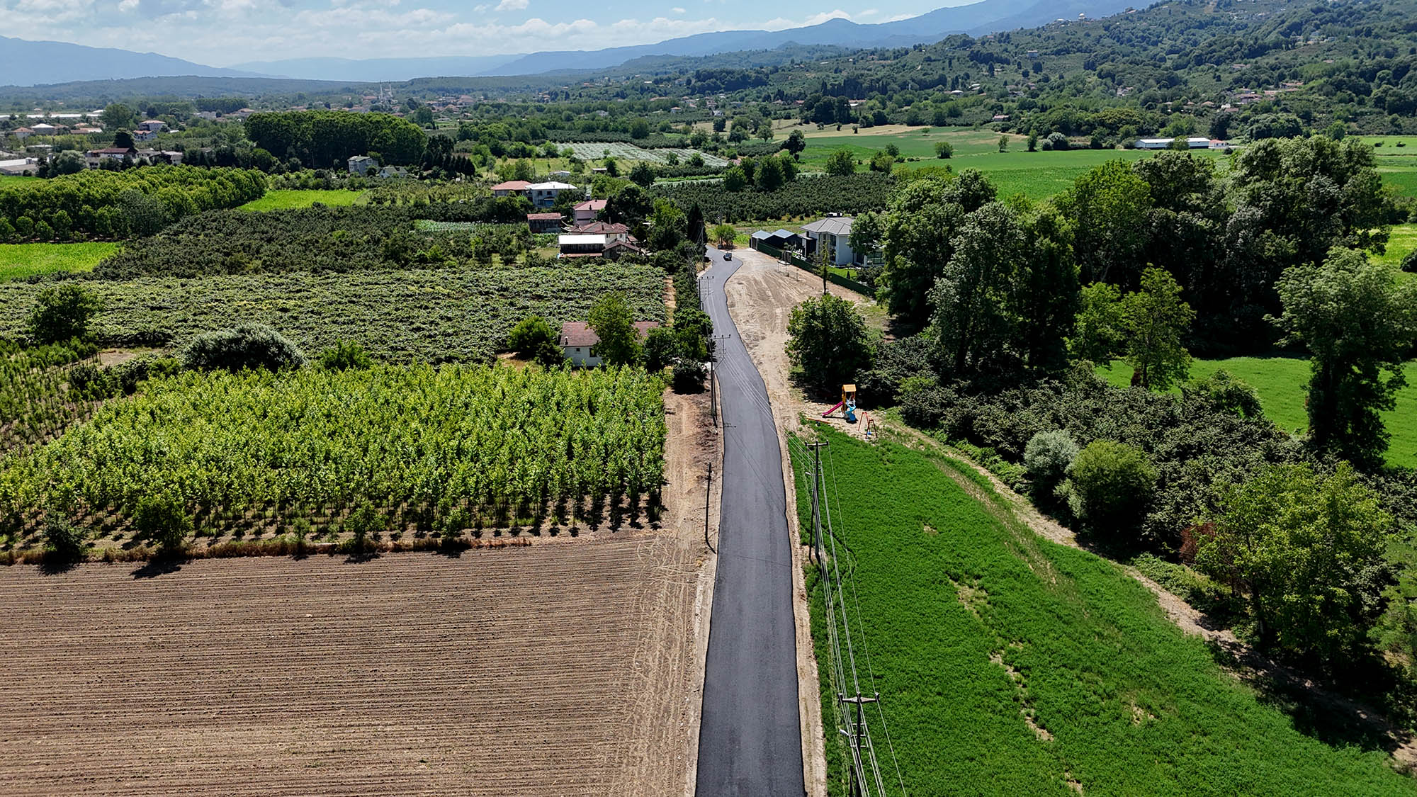 Arifiye’nin iki büyük mahallesini bağlayan yol Büyükşehirle sil baştan