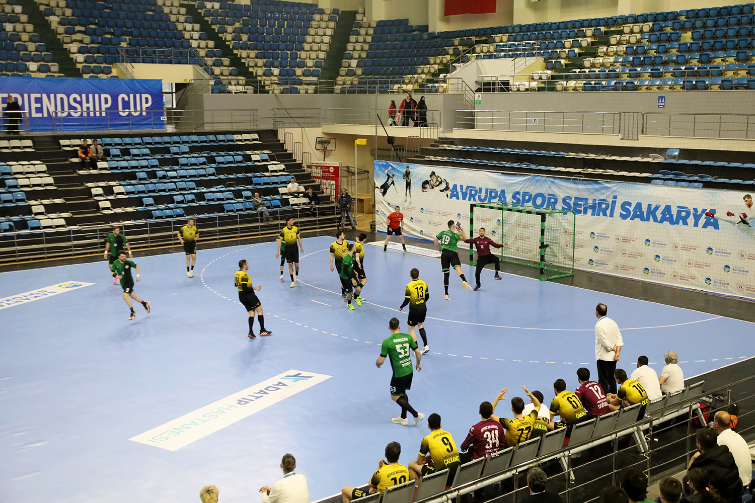 Büyükşehir hentbol adını finale yazdırdı