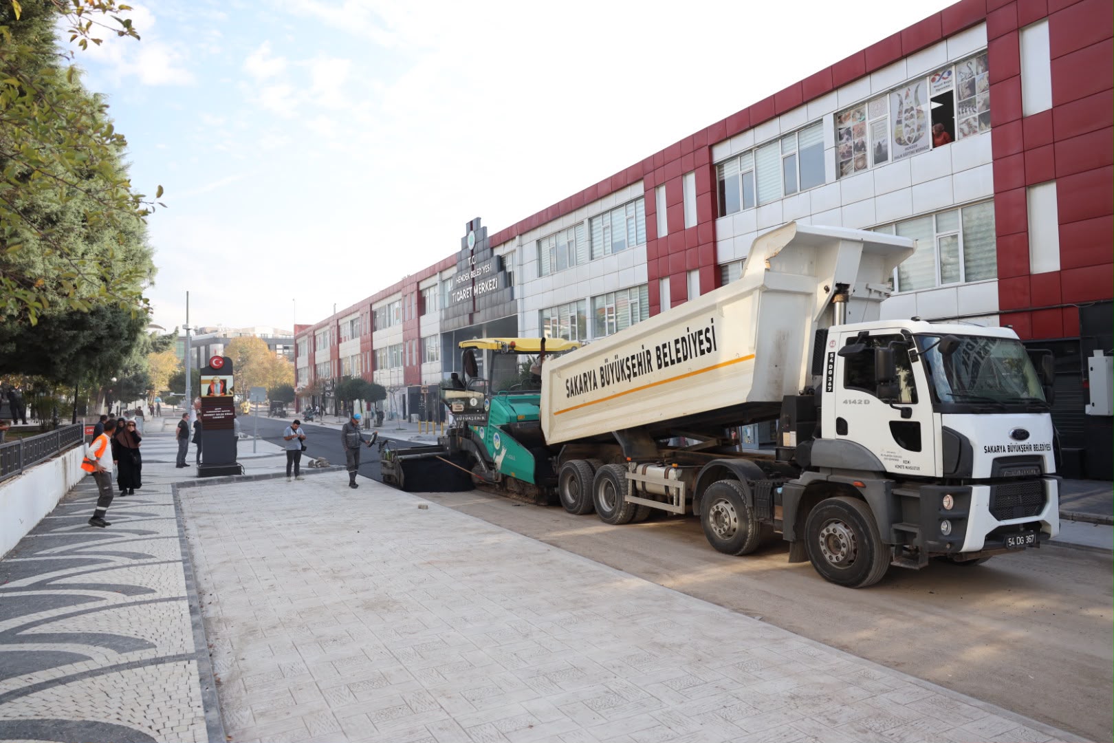 Hendek’in tam kalbindeki en önemli güzergahlar tablo gibi işleniyor