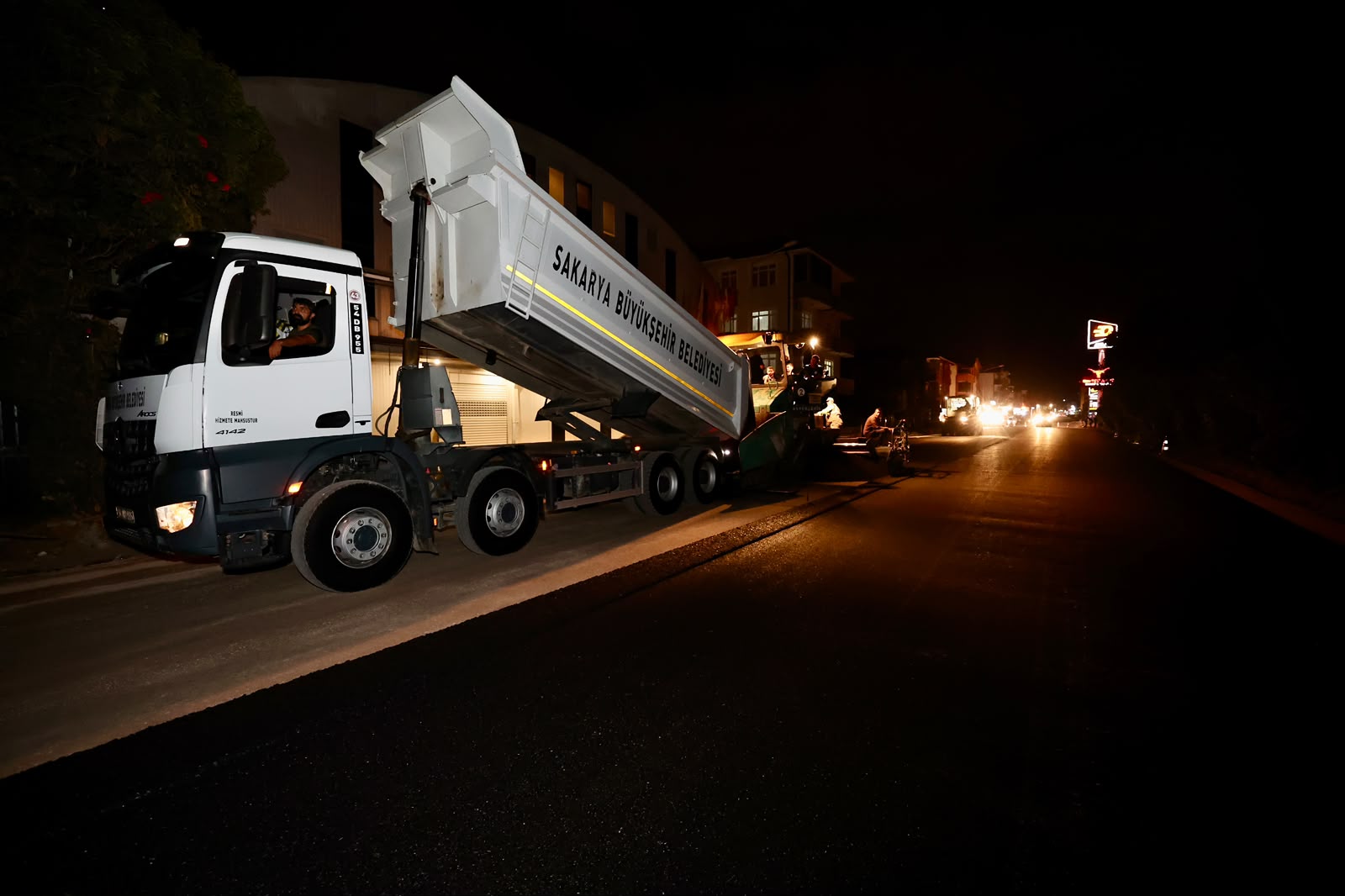 Arifiye Atatürk Caddesi’nde geceden sabaha uzanan asfalt mesaisi: Yepyeni bir görünüme kavuşuyor