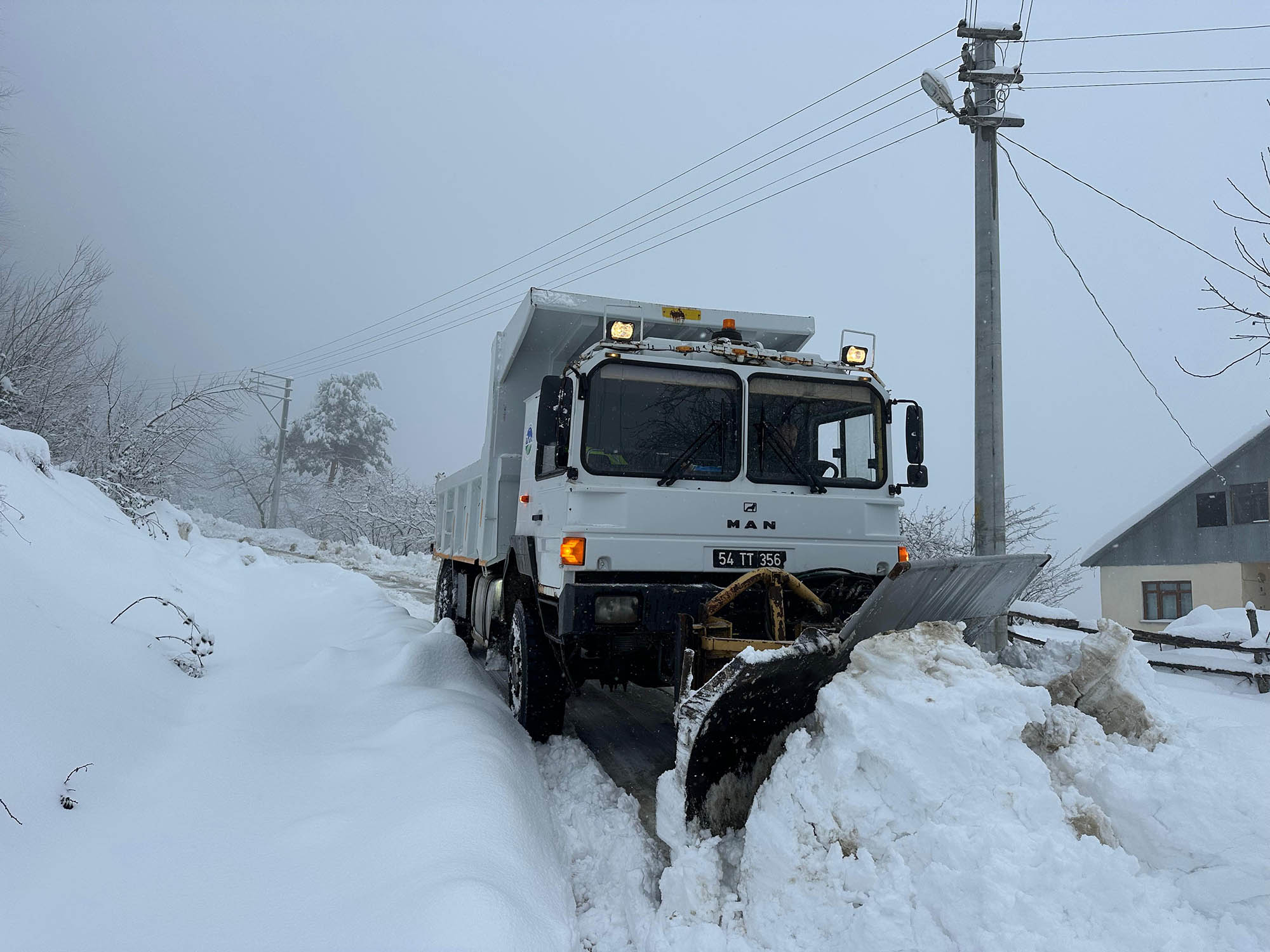 38 grup yolu ulaşıma açıldı