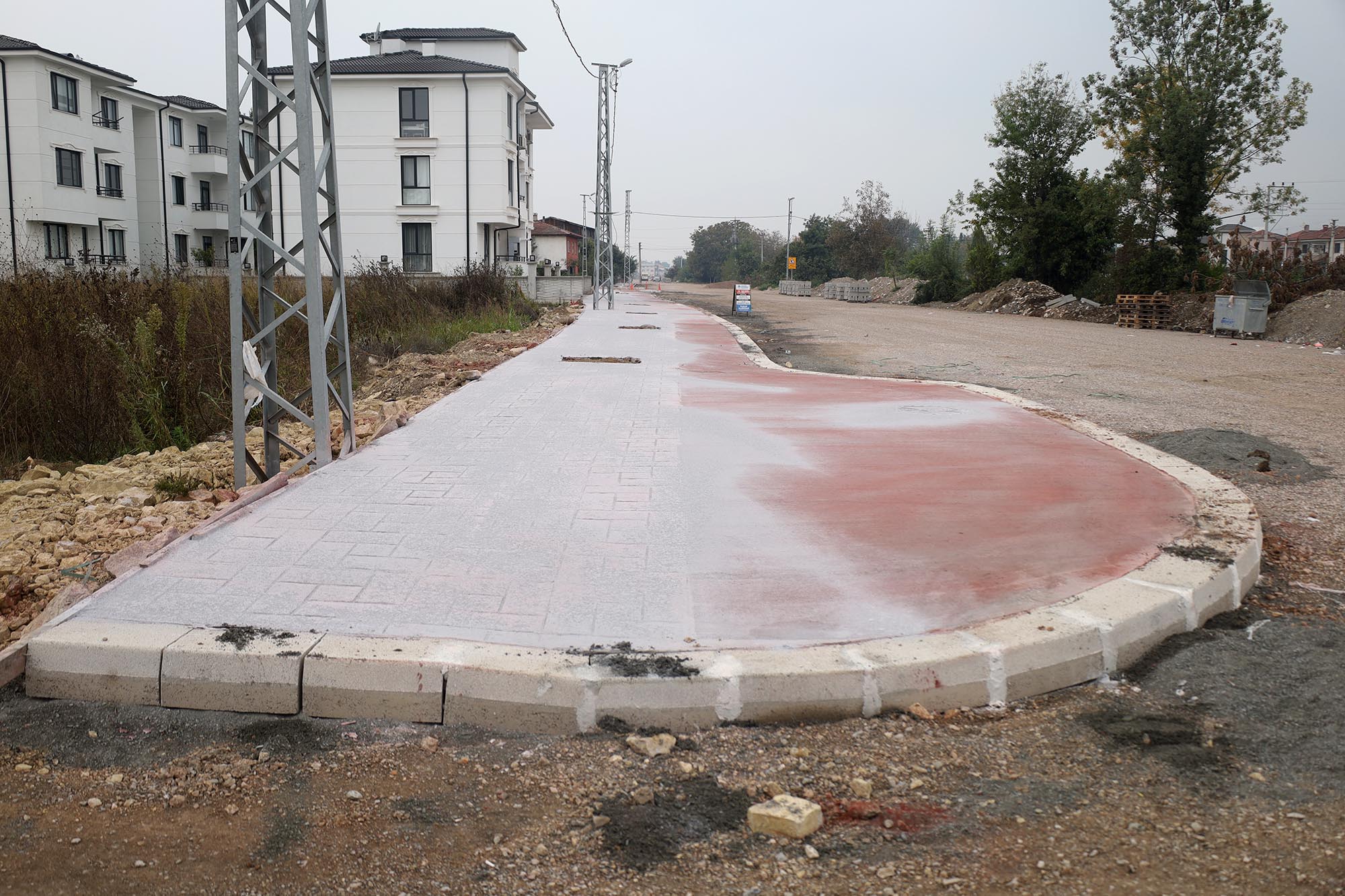 Hanlı-OSB duble yolunda önce kaldırım ve bisiklet yolu, ardından asfalta geçilecek