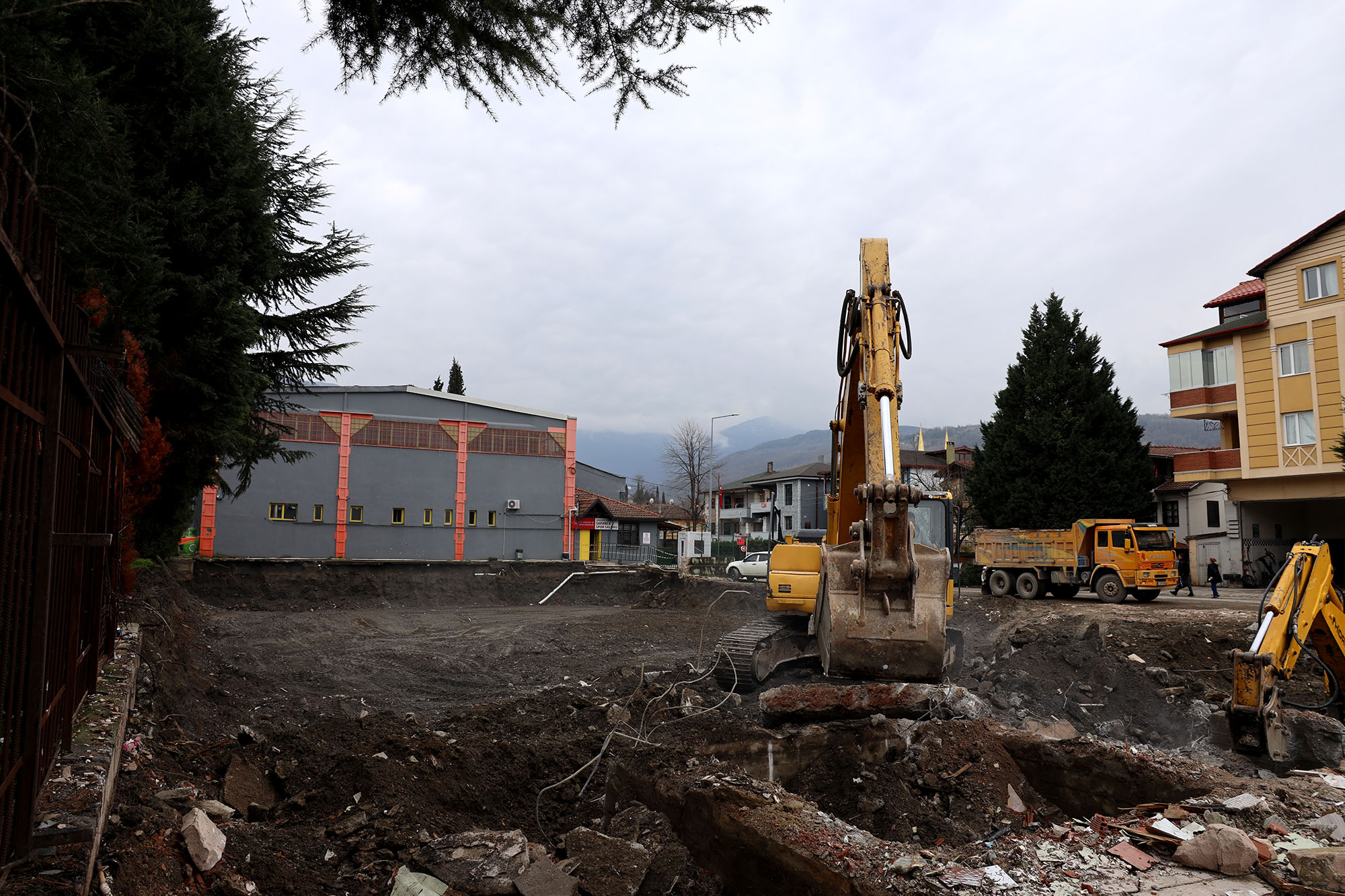 Gençlerin buluşma noktası olacak Sapanca Spor Salonu’nda çalışmalar başladı