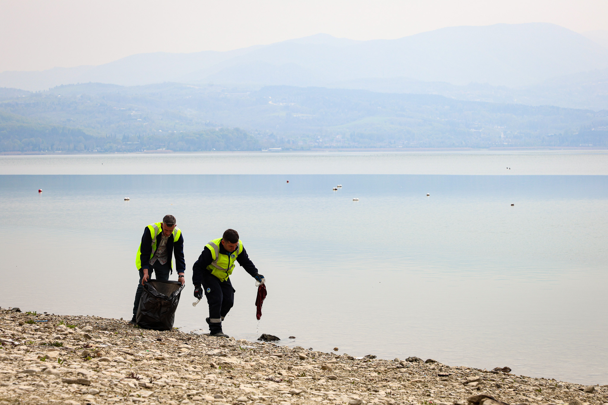 Sapanca Gölü’nün her bir karışı Büyükşehir’in takibinde: Tonlarca atık topladılar…