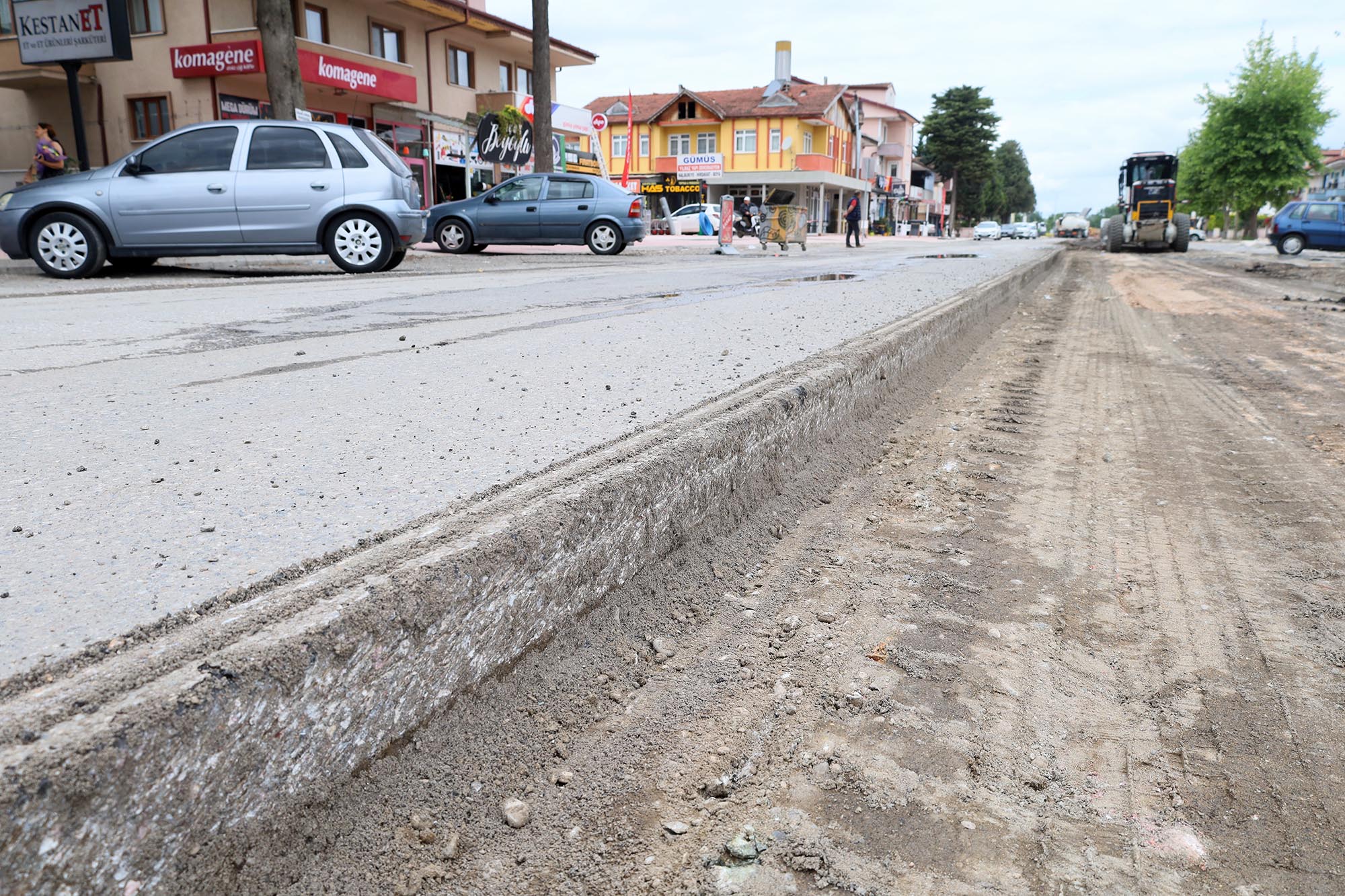 Büyükşehir Şehit Mehmet Karabaşoğlu Caddesi’nde üstyapı çalışmalarına başladı