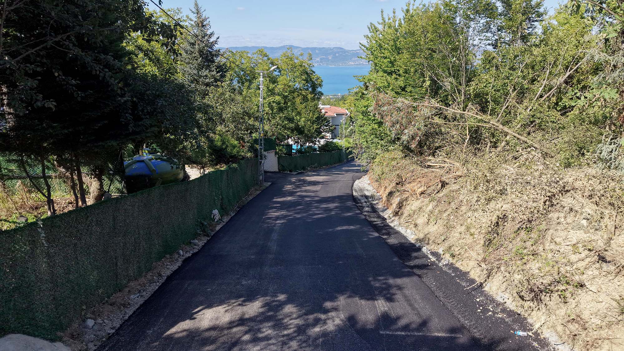 Büyükşehir Sapanca’da asfalt çalışmalarını sürdürüyor: Memnuniye’den sonra İlmiye’de yollar yeni yüzüne kavuşuyor