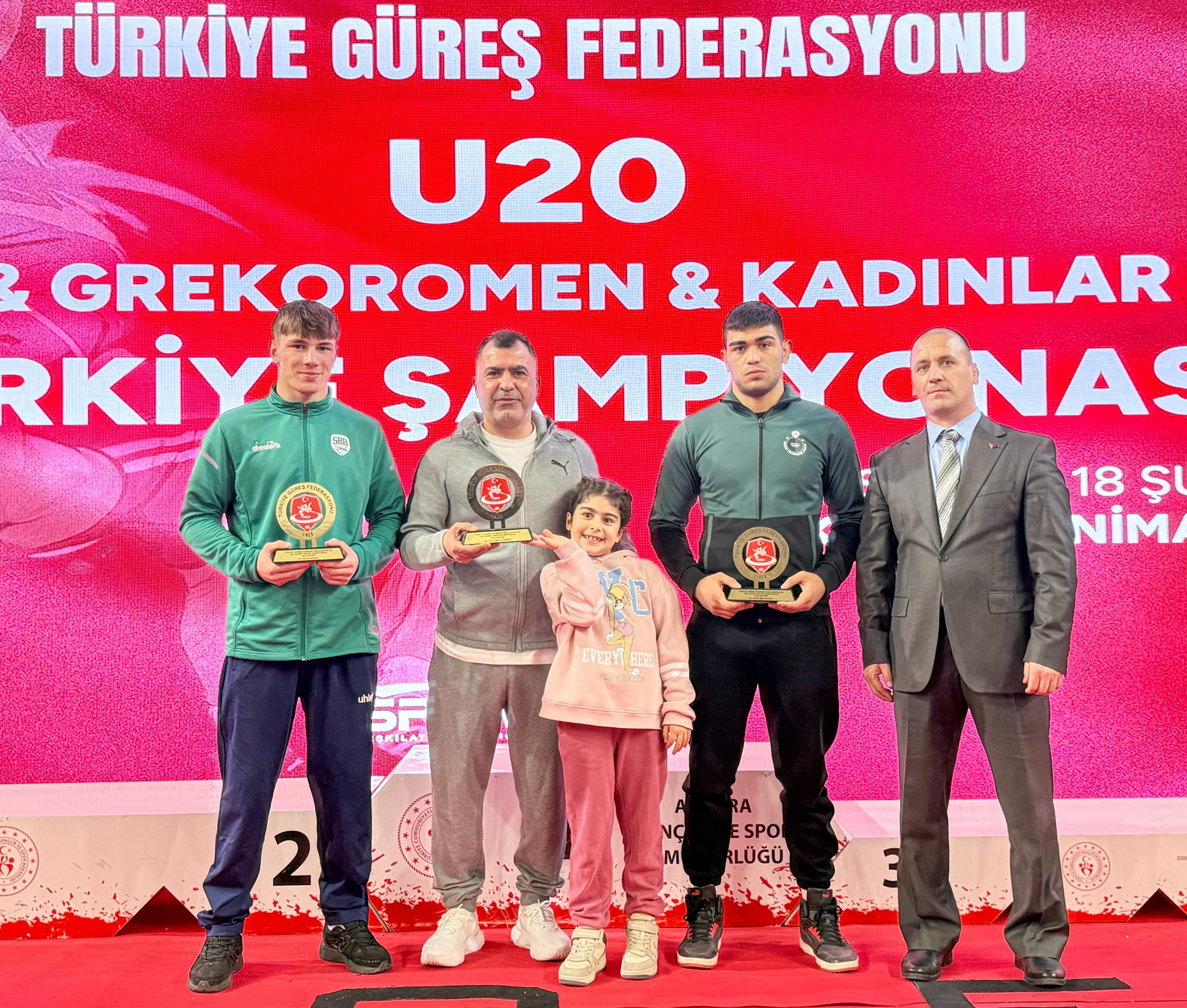 Büyükşehirli güreşçilerden Ankara’da madalya yağmuru