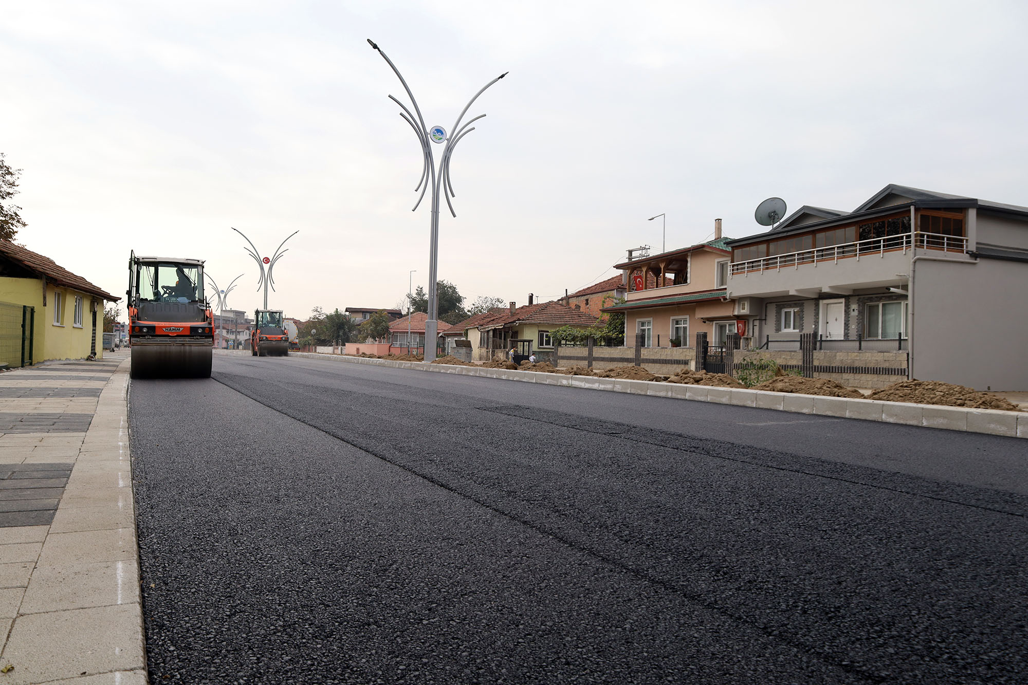 Ahmet Yesevi Caddesi Büyükşehir’in çalışmalarıyla modern bir yüz kazanıyor