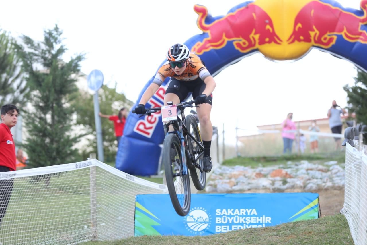 Şampiyon pedallar MTB Dünya Kupası’nda nefes kesti