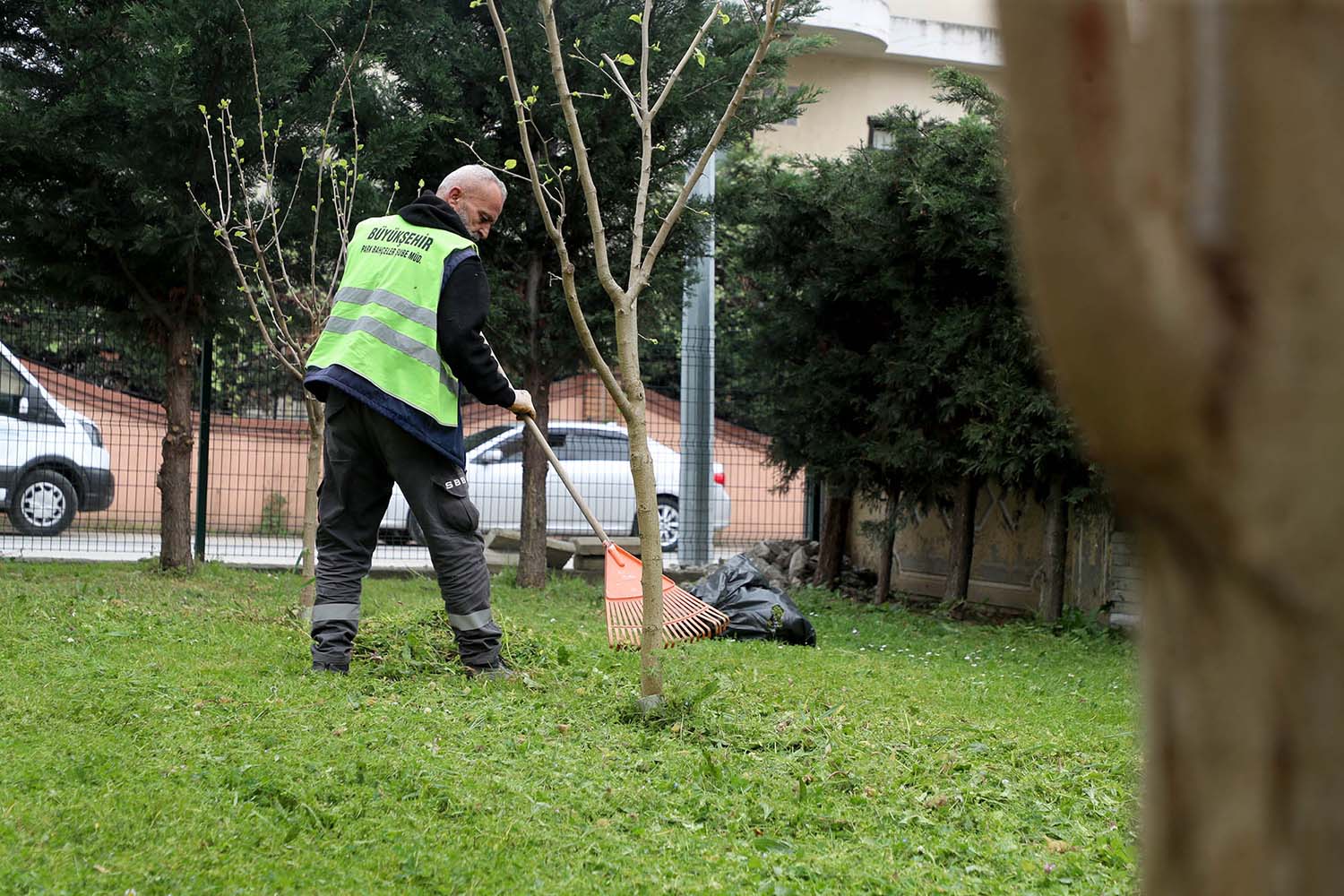 Büyükşehir’in dokunuşuyla camiler bayram öncesi çiçek açıyor