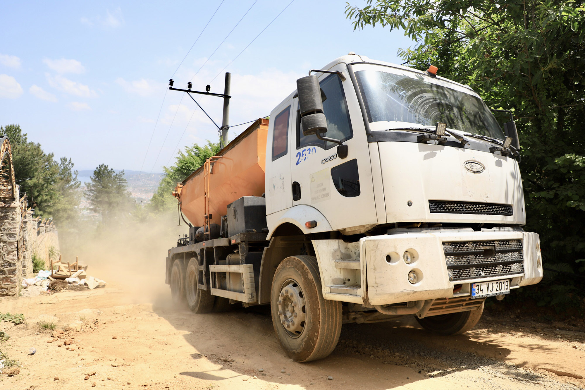 Büyükşehir’den Mahmudiye’ye güçlü altyapı ve 200 ton asfalt