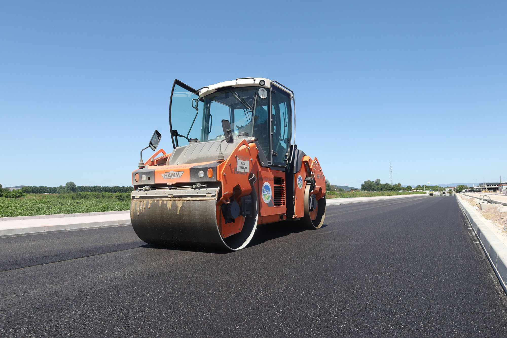 Büyükşehir Yazlık Kavşağı’nın trafik yükünü alacak duble yolda asfalt çalışmasına başladı