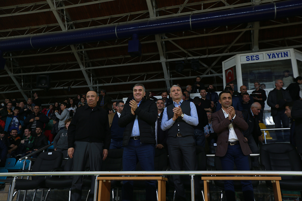 Dev Adamlar şampiyonluğa koşuyor