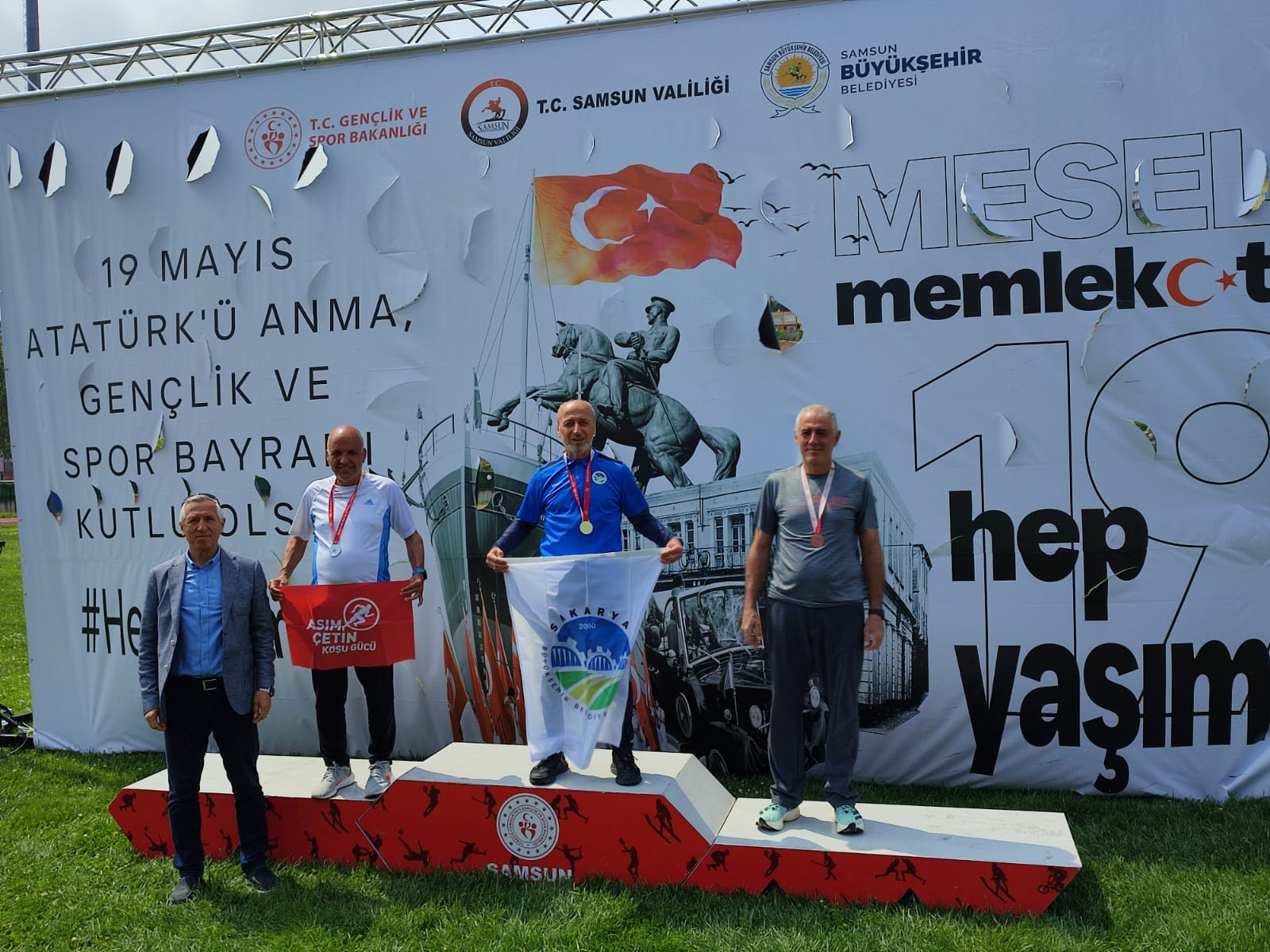 Büyükşehir sporcuları yarı maratonda kürsüye çıktı 