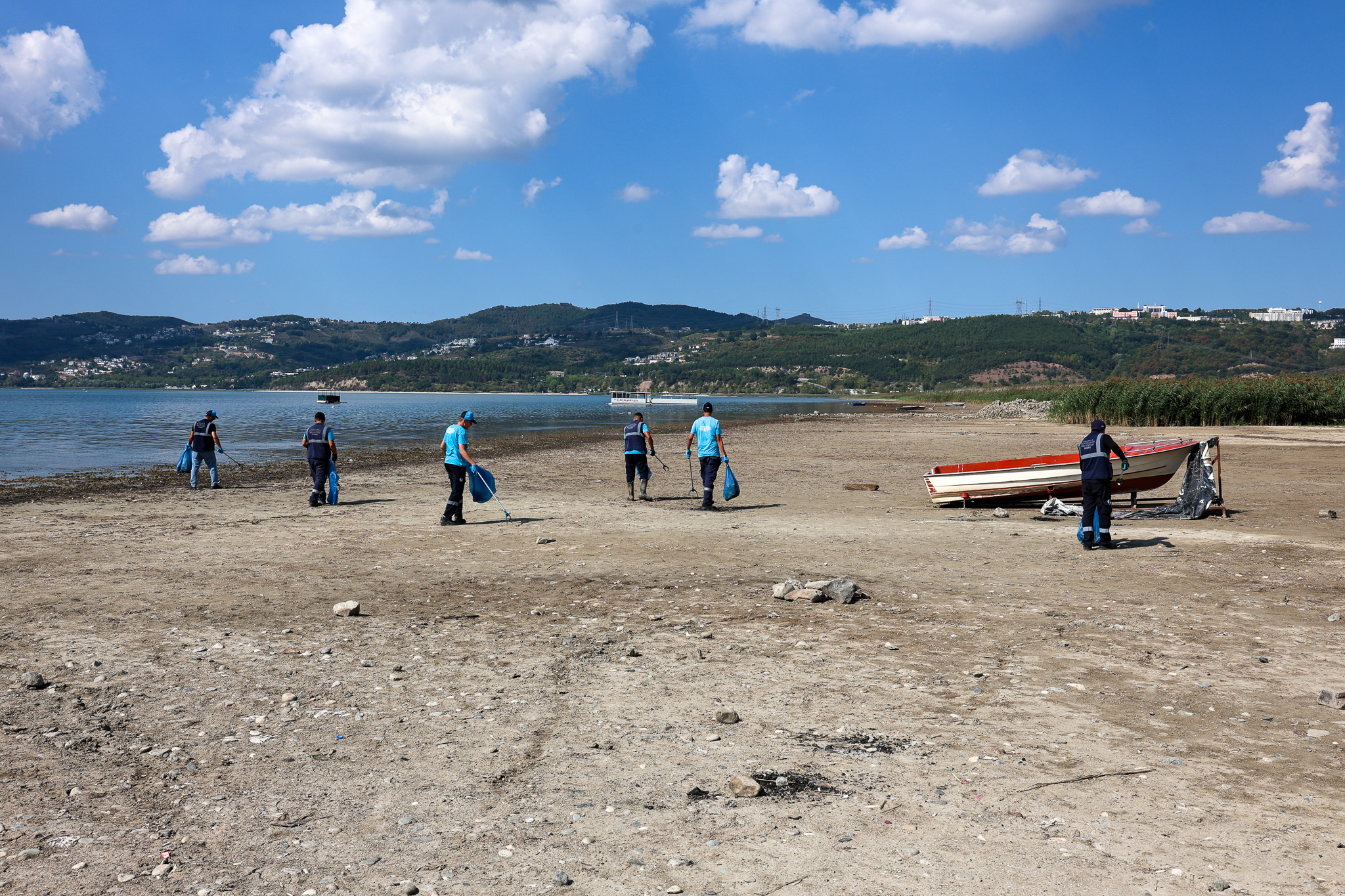 Sapanca Gölü çevresinden 2 ton çöp toplandı