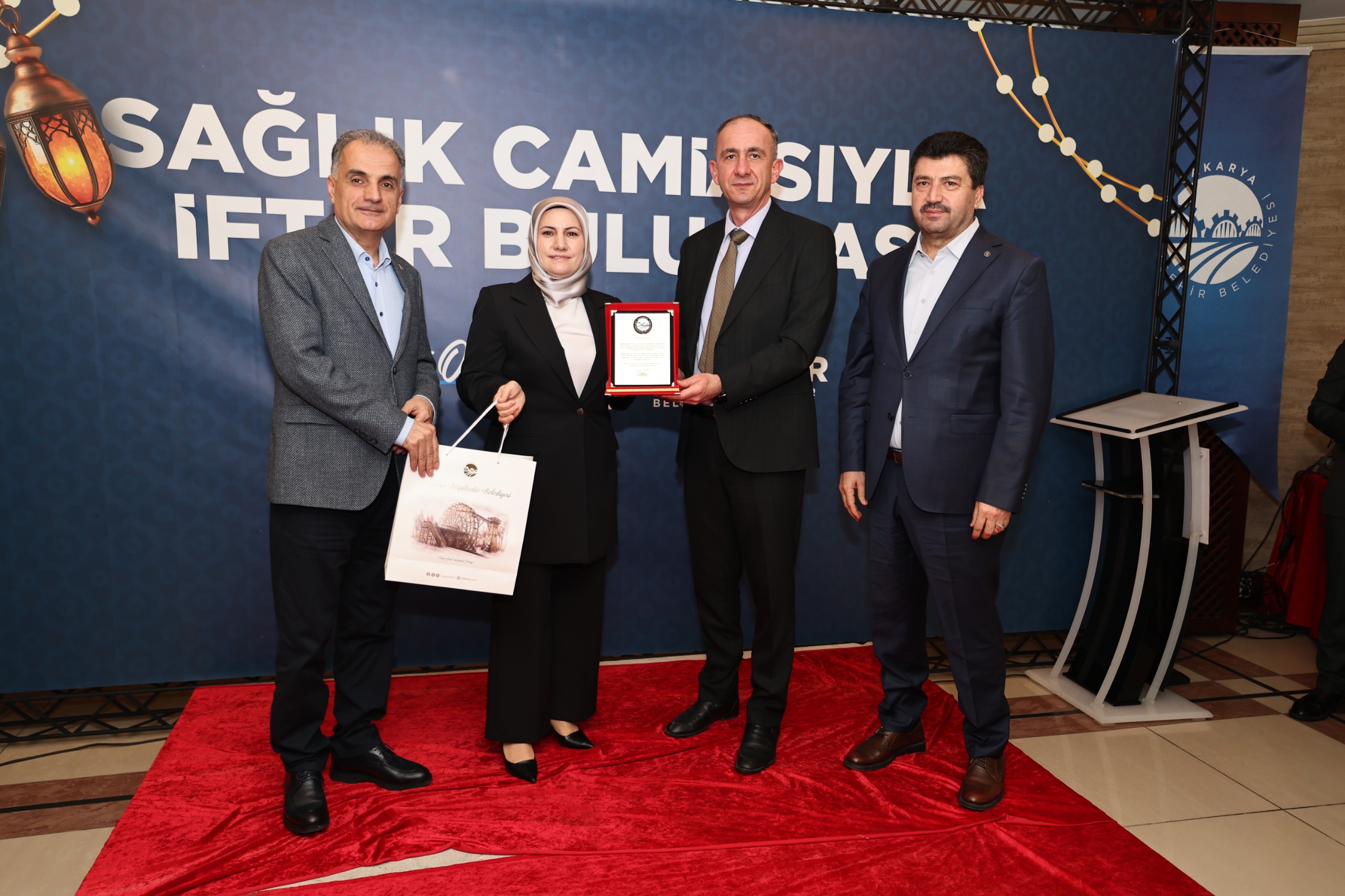 “Vefası ve fedakarlığıyla sağlık camiası her övgüyü fazlasıyla hak ediyor”