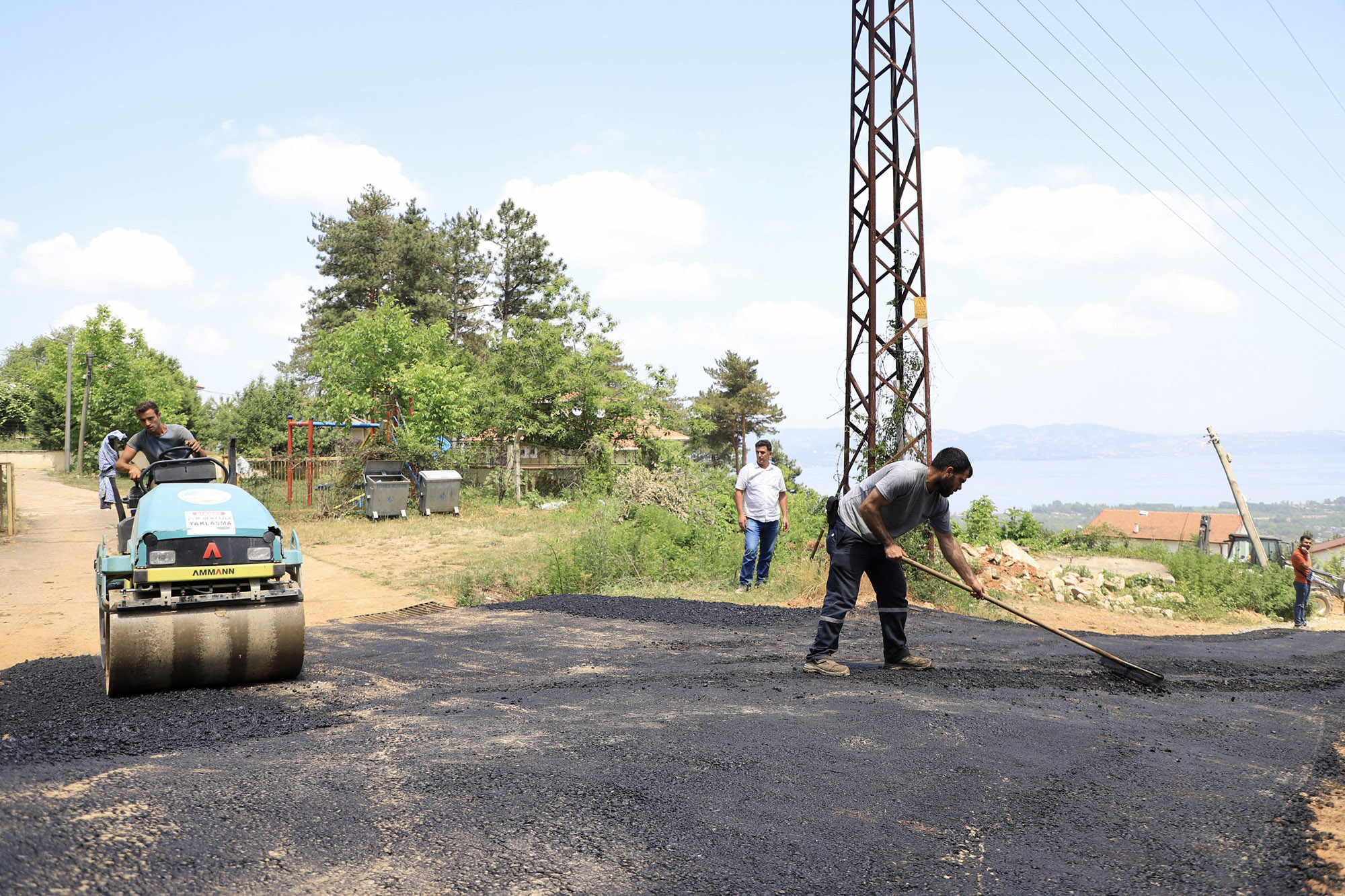 Büyükşehir’den Mahmudiye’ye güçlü altyapı ve 200 ton asfalt