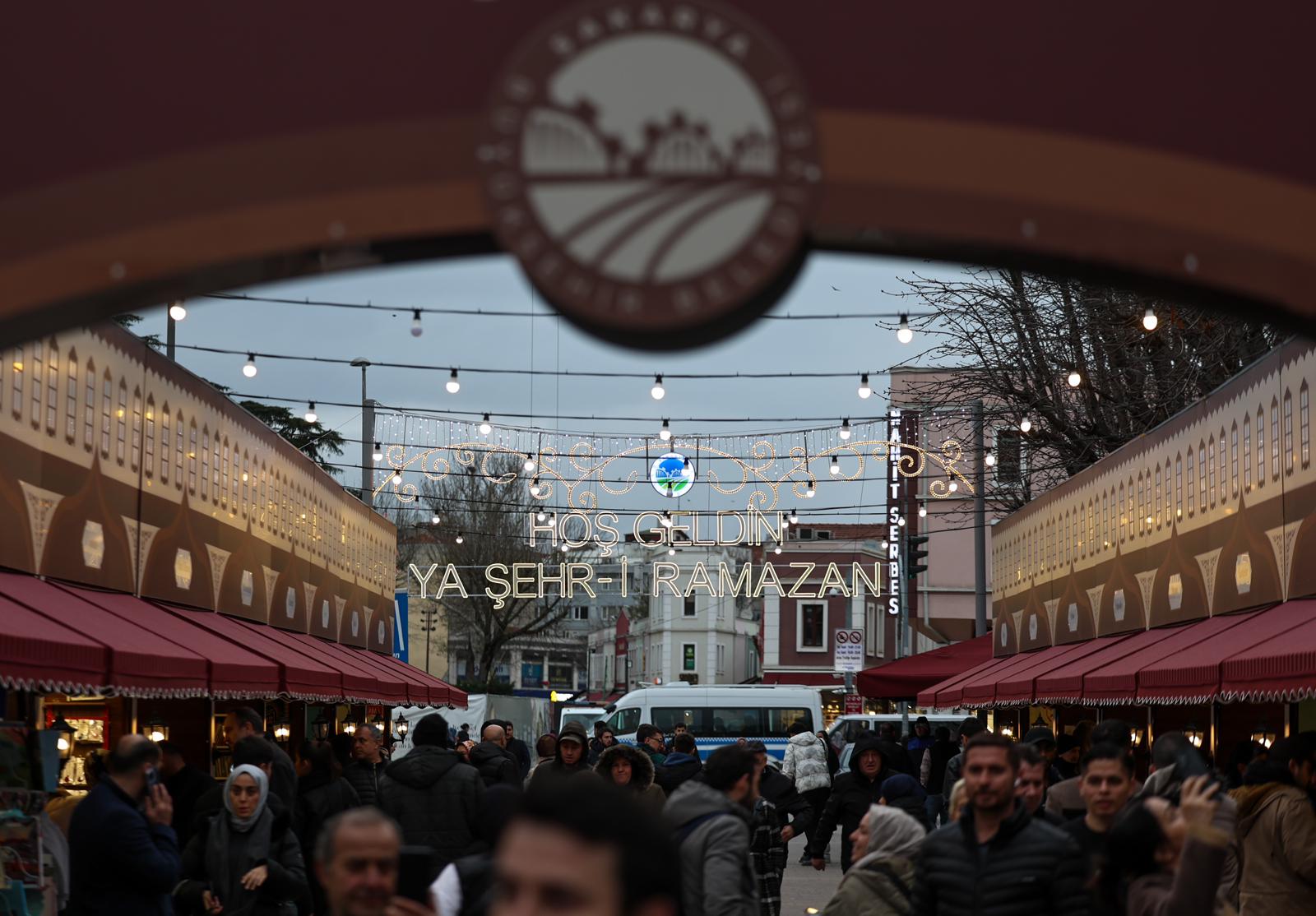 Sakarya’da bir Ramazan klasiği ve Büyükşehir’in geleneği Kitap Sokağı kapılarını açtı