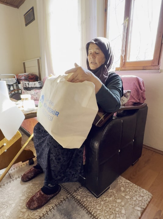 Zekiye Teyze kaybolan çantasını görünce dünyalar O’nun oldu: Büyükşehirle kimse, kimsesiz değil…