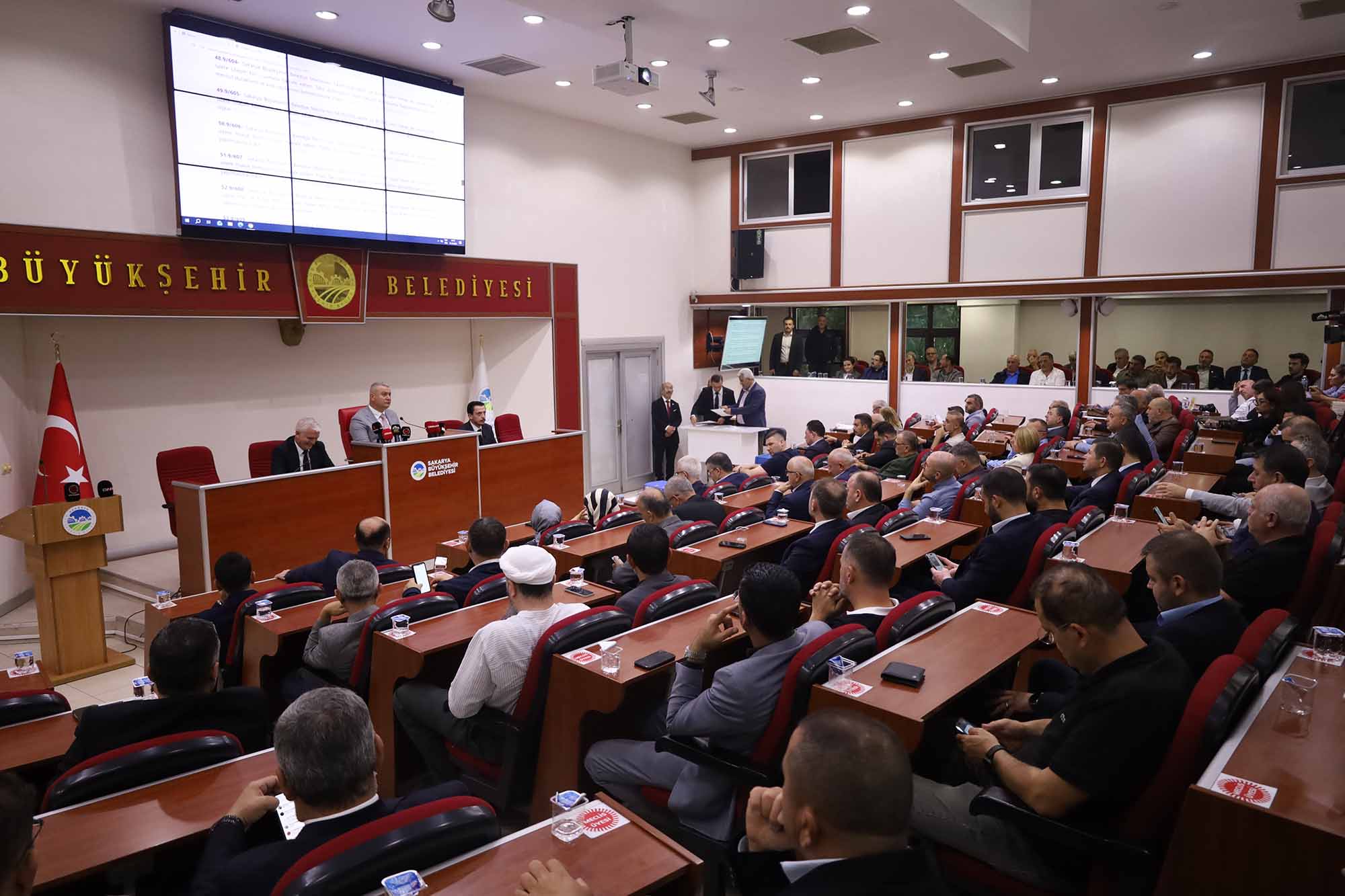 Büyükşehir Meclisi’nde tarihi karar: 153 kırmızı dolmuş taksiye dönüşüyor