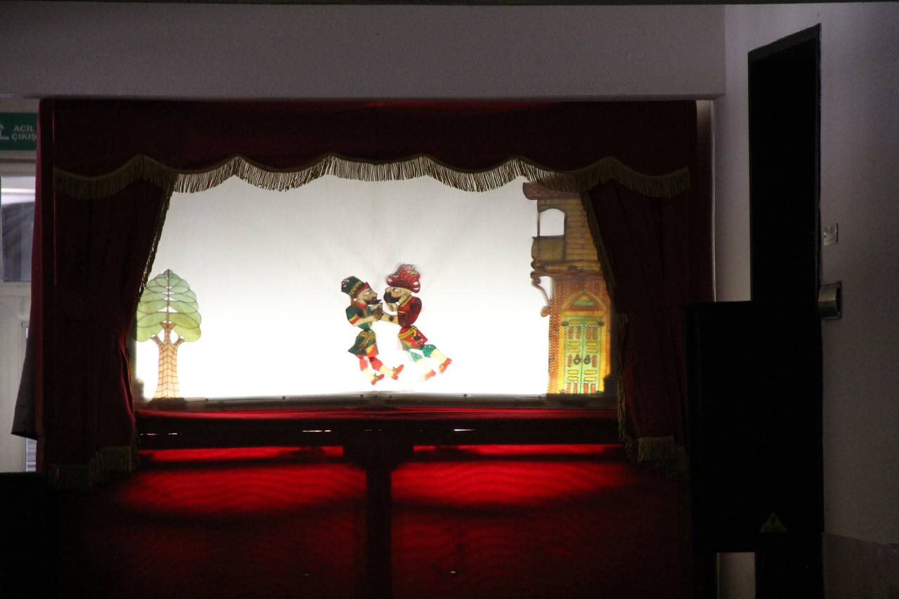 Büyükşehir şehrin her köşesinde çocuklara ‘Bir Hikâye Bin Neşe’ götürüyor