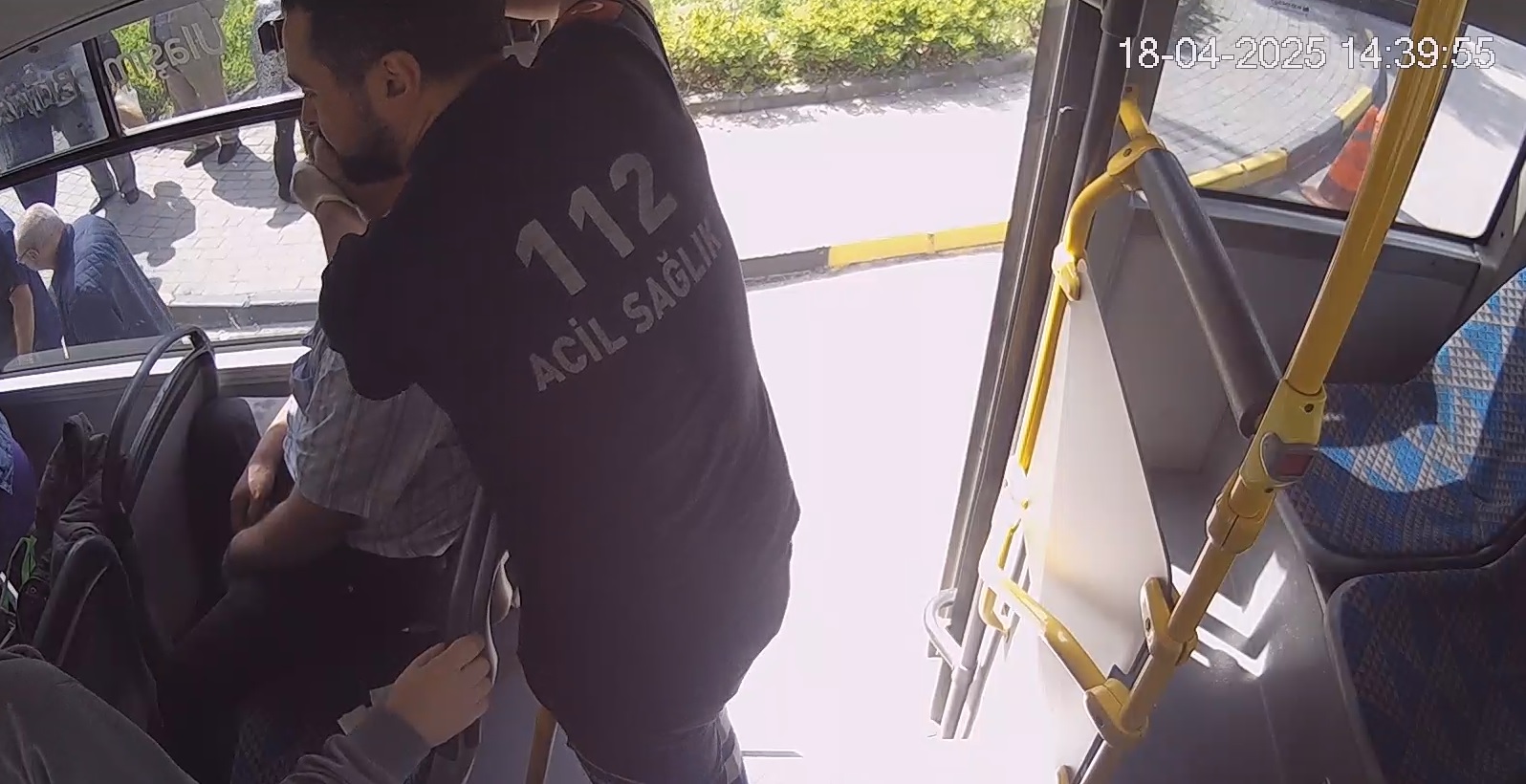 Otobüste hastalanan yolcuyu hattından çıkıp hastaneye yetiştirdi