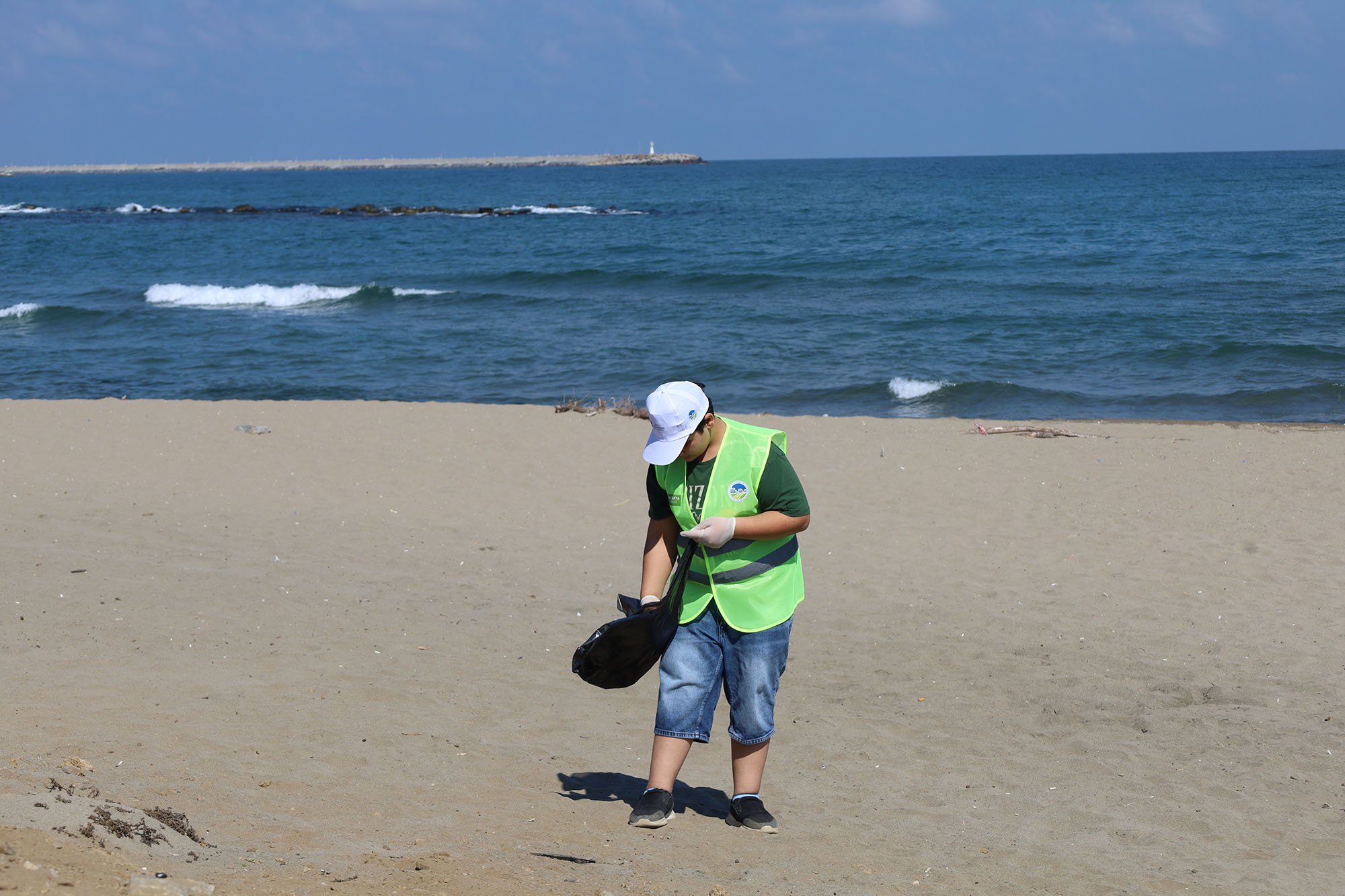 İsveç’te başlayan ‘plogging’ akımı Karasu Sahili’ne ulaştı: Elde poşetlerle baştan sona kadar… 