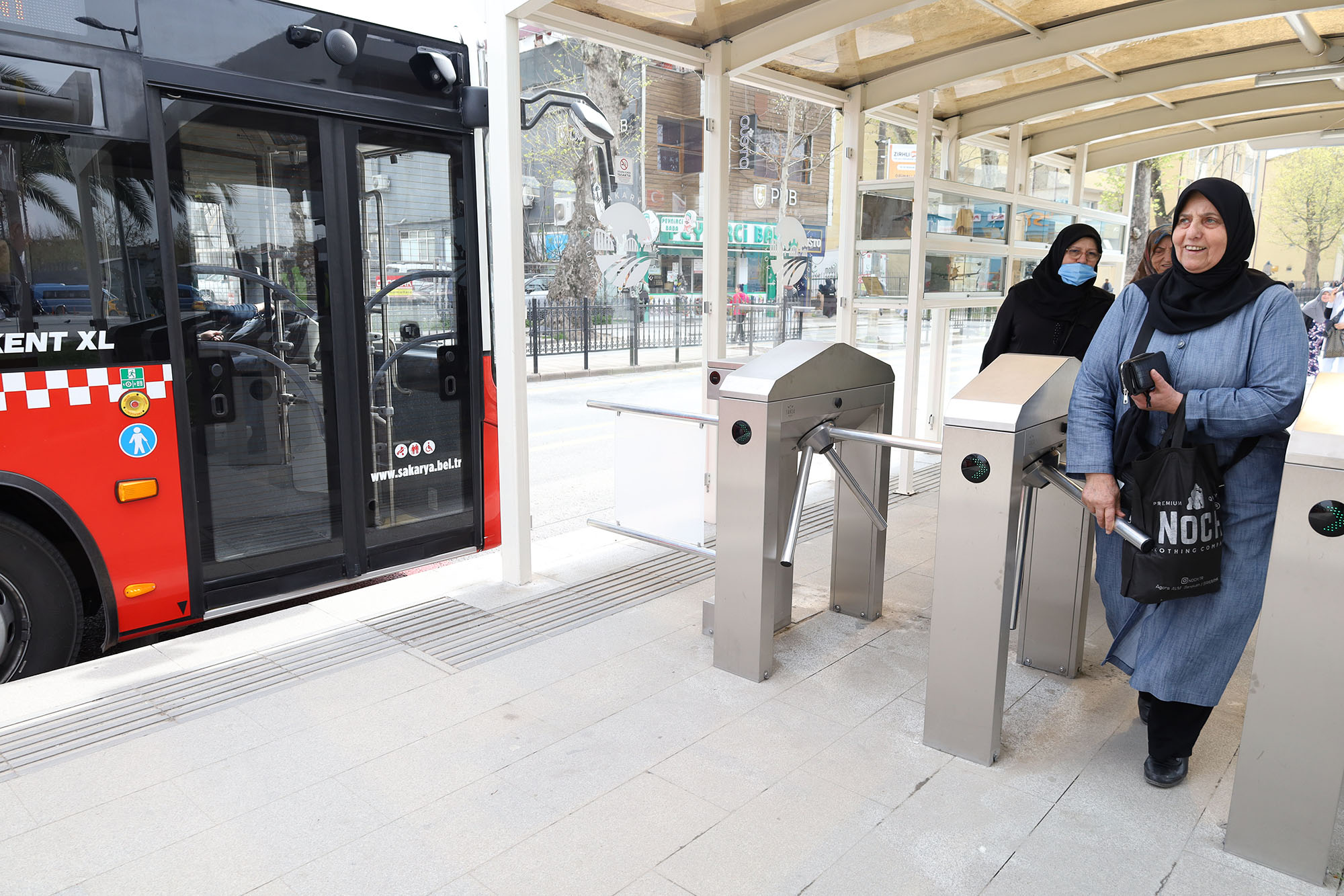 Metrobüs ücretli sistemin ilk gününde de ‘en çok tercih edilen’ oldu
