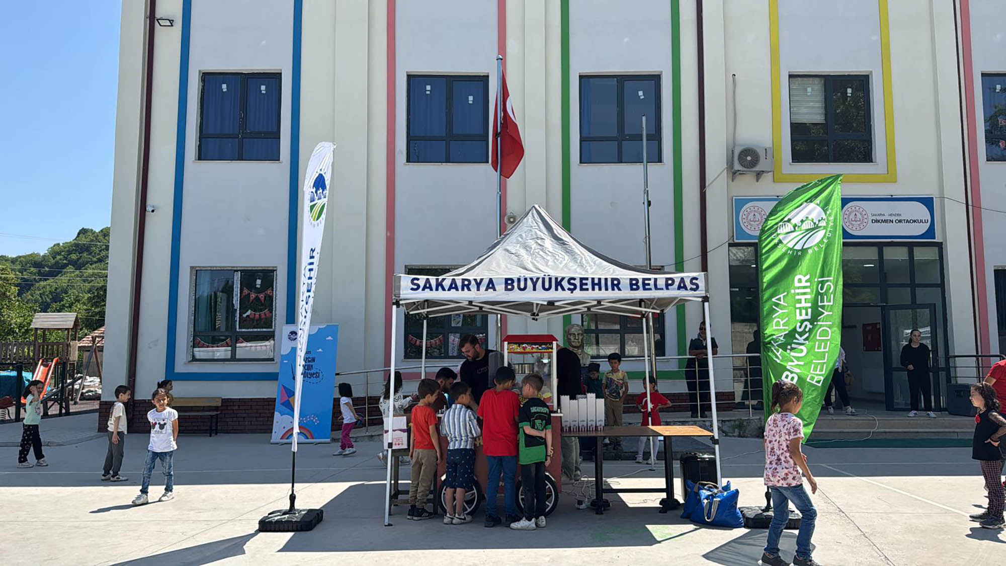 Büyükşehir’in tebessüm ekibi 5 farklı ilçede miniklere neşe götürdü: Hem eğlence hem sürpriz hediyeler…