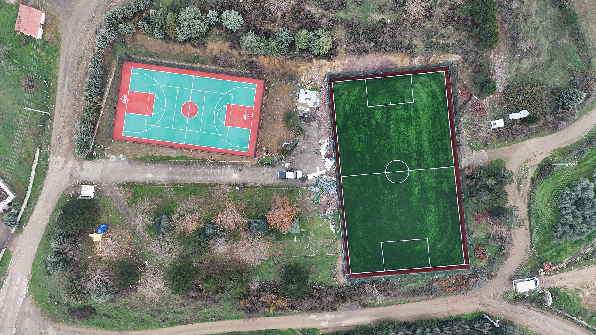 Geyve Bayat ve Eşme’de spor sahaları hizmete gün sayıyor