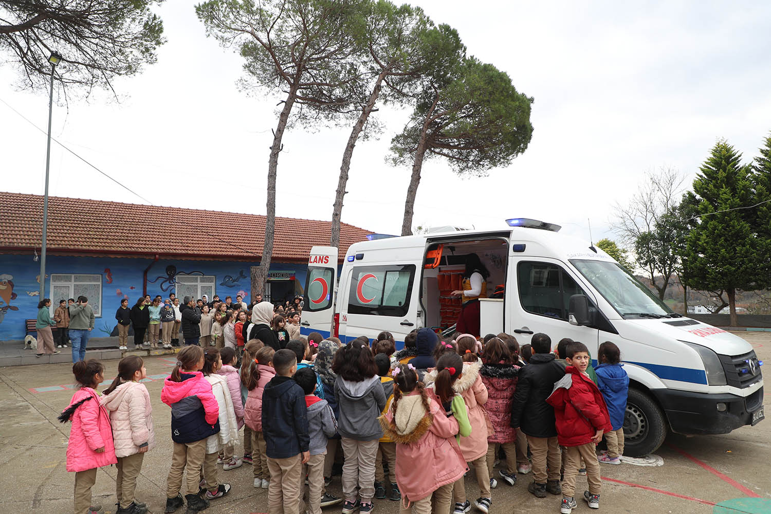 Büyükşehir nakil ambulansıyla okula gitti: Çocuklar ilk müdahaleyi yerinde öğrendi