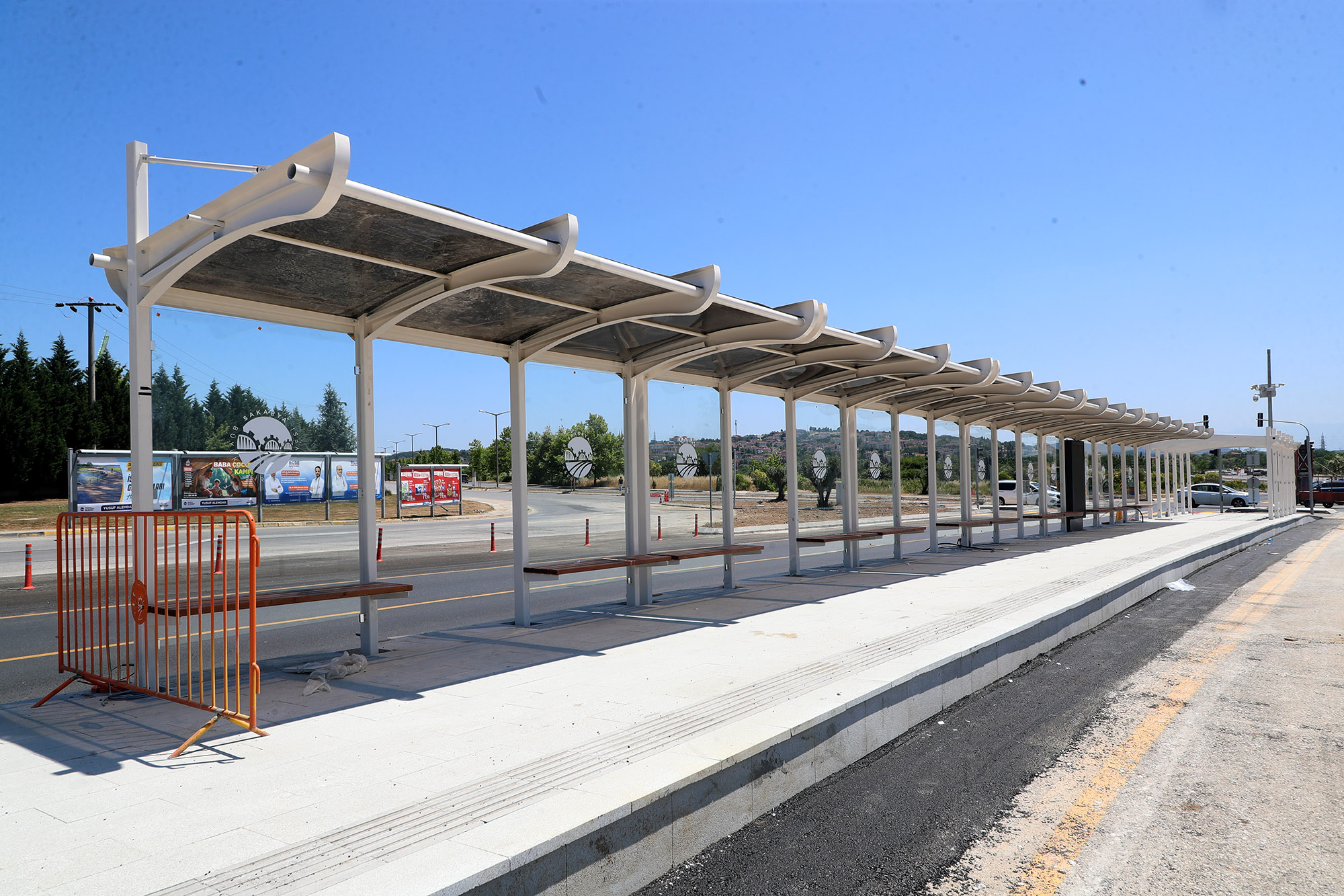 13 istasyonlu metrobüs hattında akıllı durakların montajı başladı