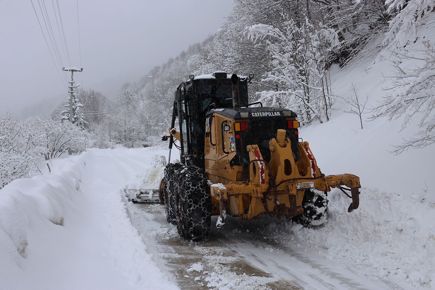 Büyükşehir 24 saat kar mesaisinde: 17 grup yolundan 10’u ulaşıma açıldı