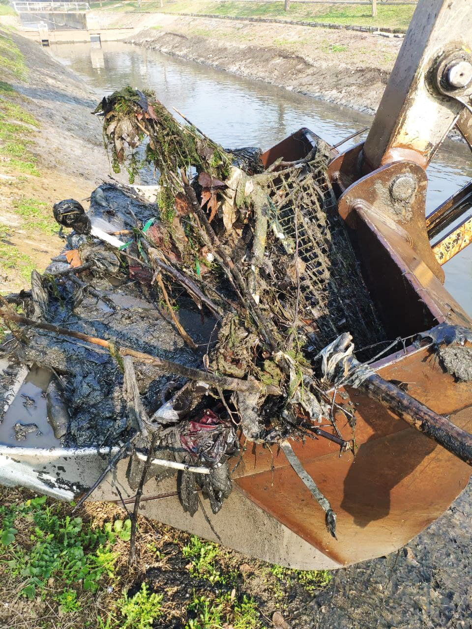 Büyükşehir Çark Deresi’ni temizliyor