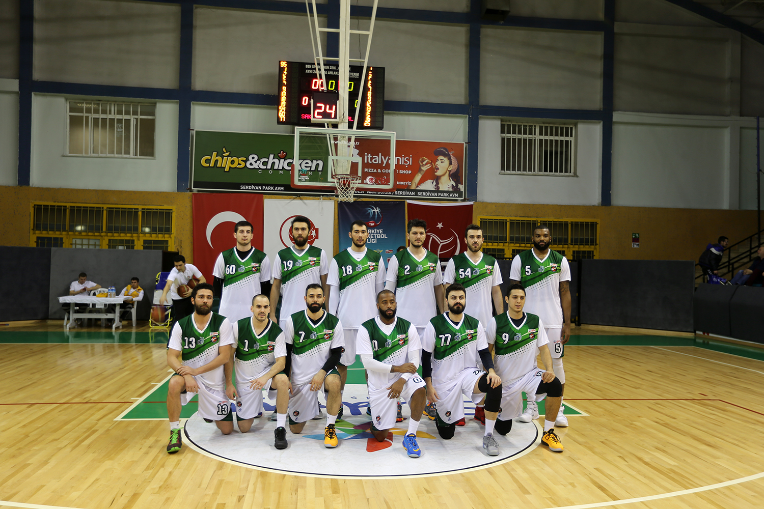 Dev Adamlar Evinde Galip