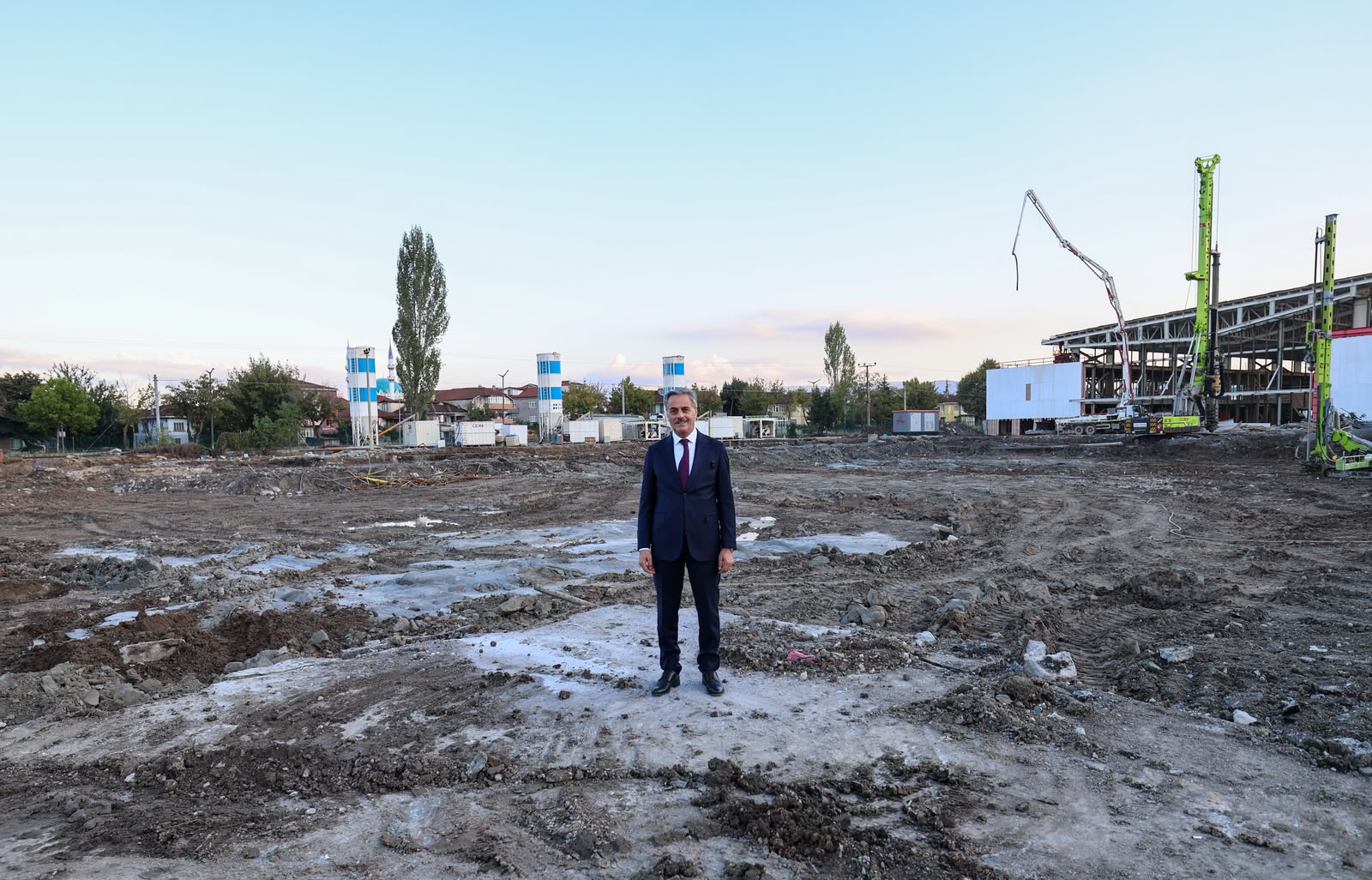 Raylar dönüşüyor, merkeze yemyeşil bir koridor geliyor: Kazıya geçildi, Yusuf Alemdar bizzat yerinde inceledi
