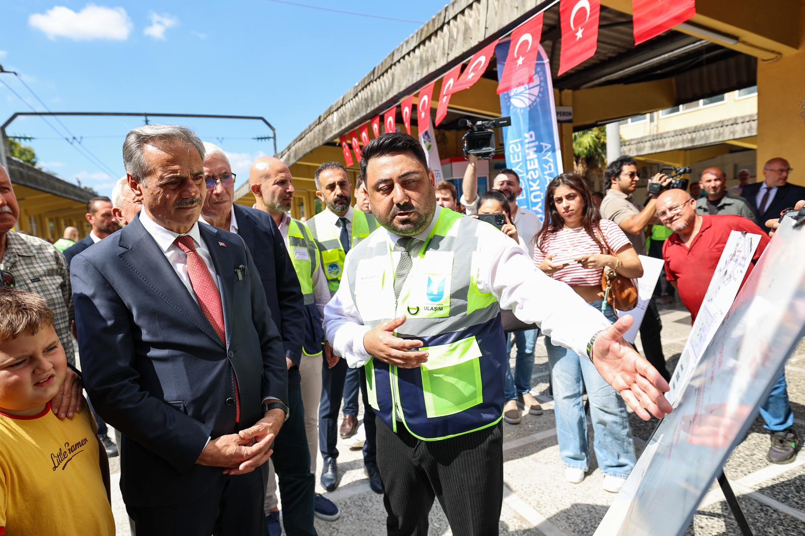 Şehri ikiye ayıran raylar yer altına alınıyor, üzeri yeşil alan oluyor: Sahada ilk ray sökümü için makineler çalıştı