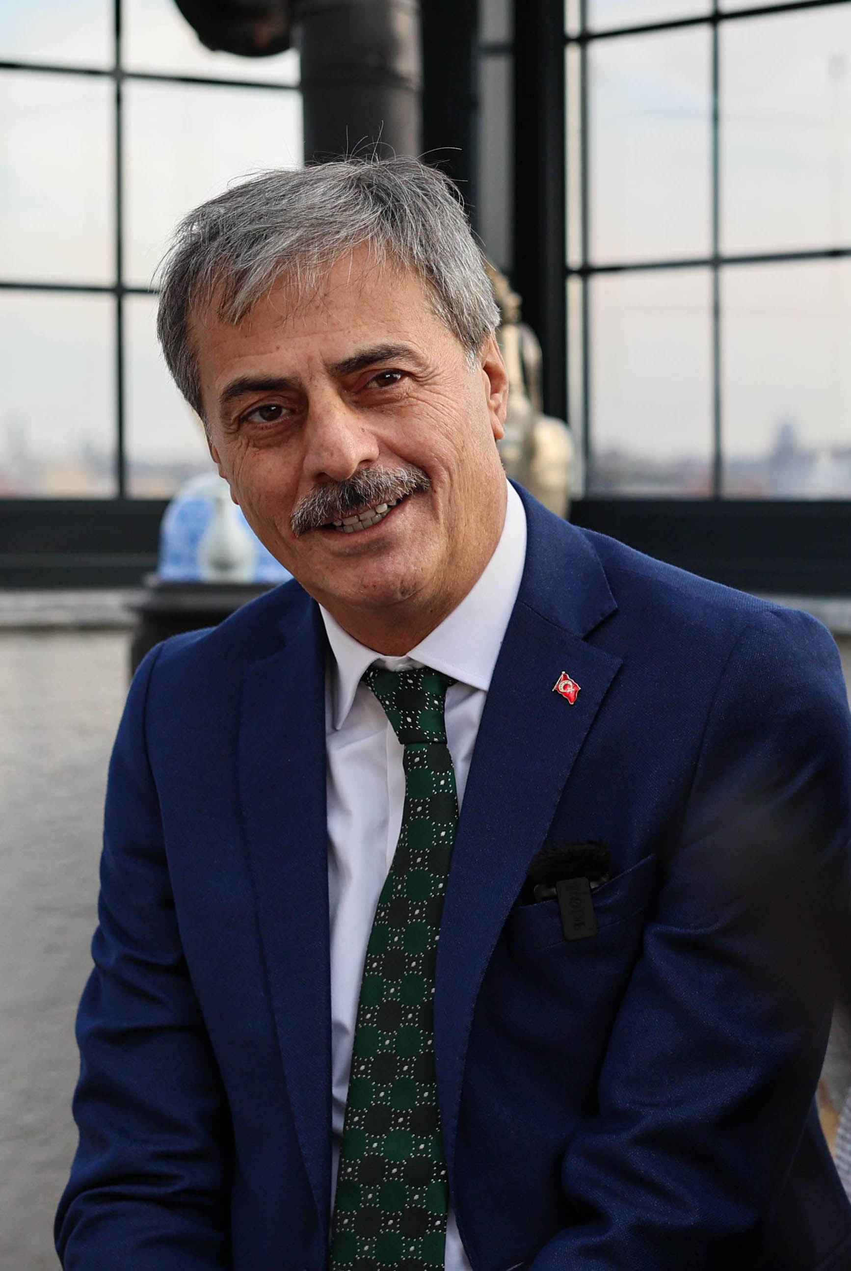Yusuf Alemdar esnafın sosyal medyadan yaptığı daveti geri çevirmedi: “Daha güçlü bir ulaşım için durmak yok, çalışmaya devam”