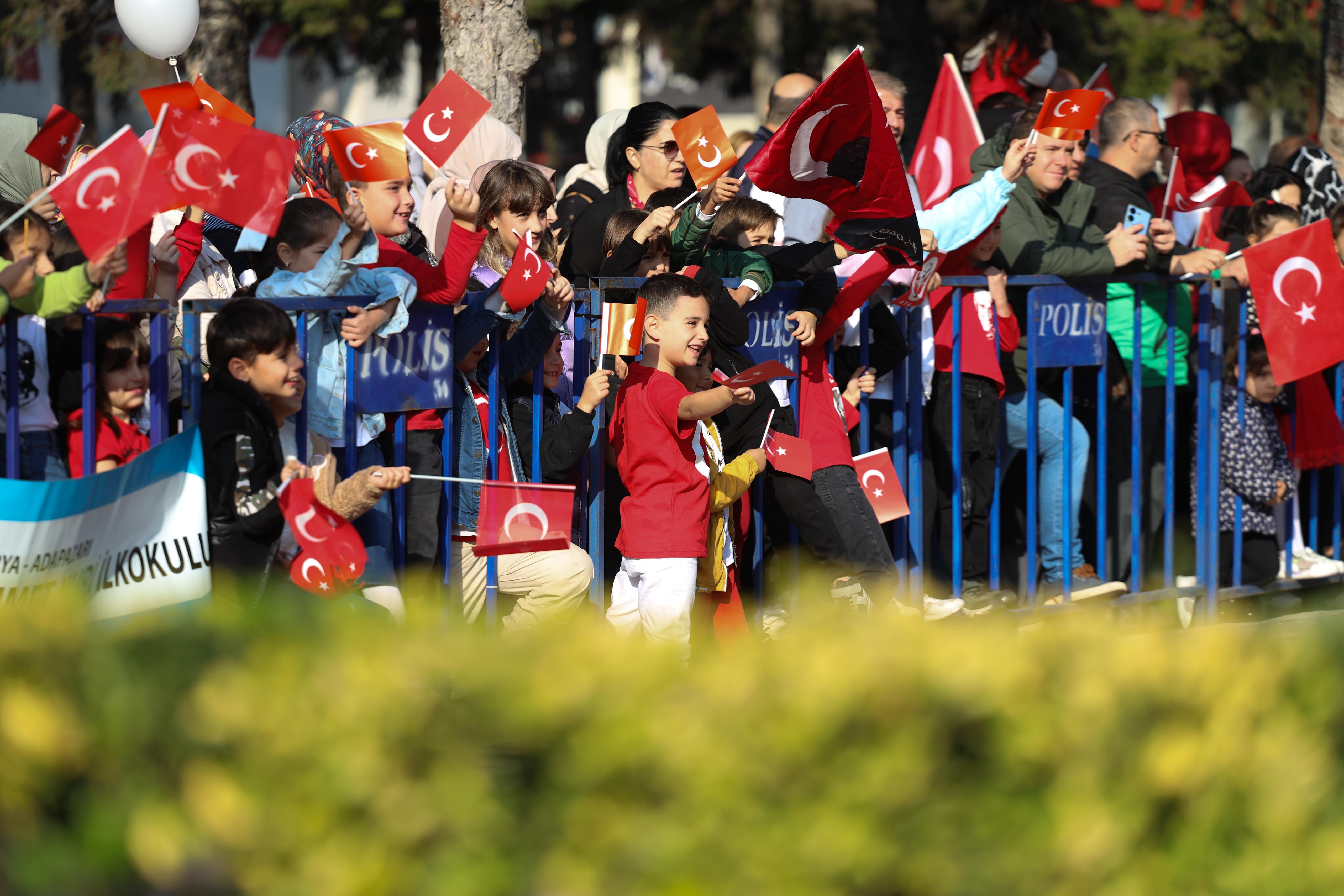 Yusuf Alemdar bulvara sığmayan bayram coşkusuna ortak oldu: “İlelebet nice yüzyıllara…”