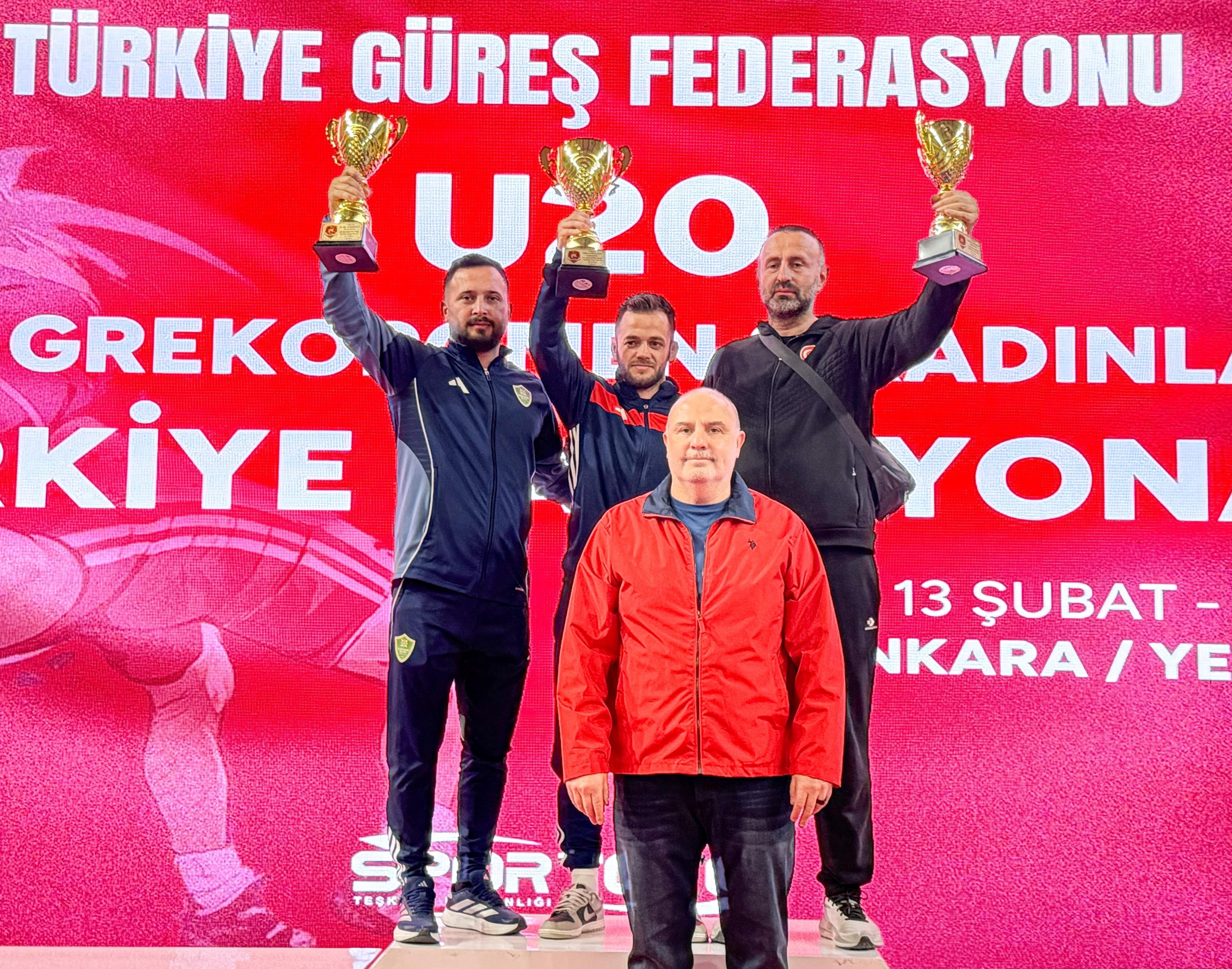 Büyükşehirli güreşçilerden Ankara’da madalya yağmuru